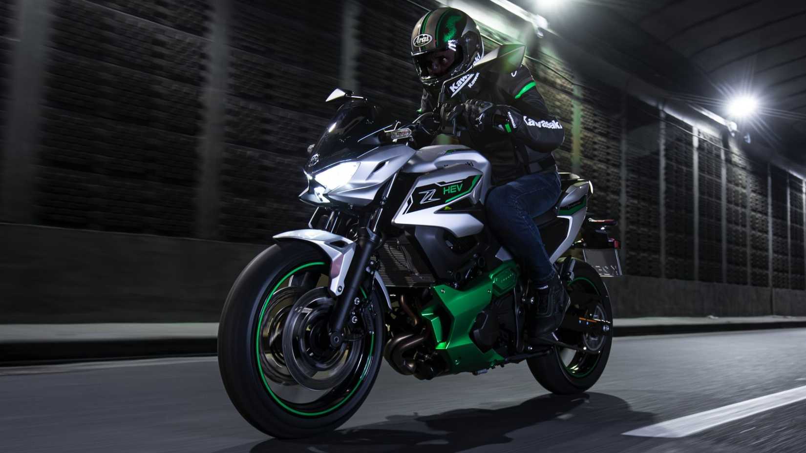 Kawasaki Z7 Hybrid accelerating in a tunnel in front of the night in third quarter view