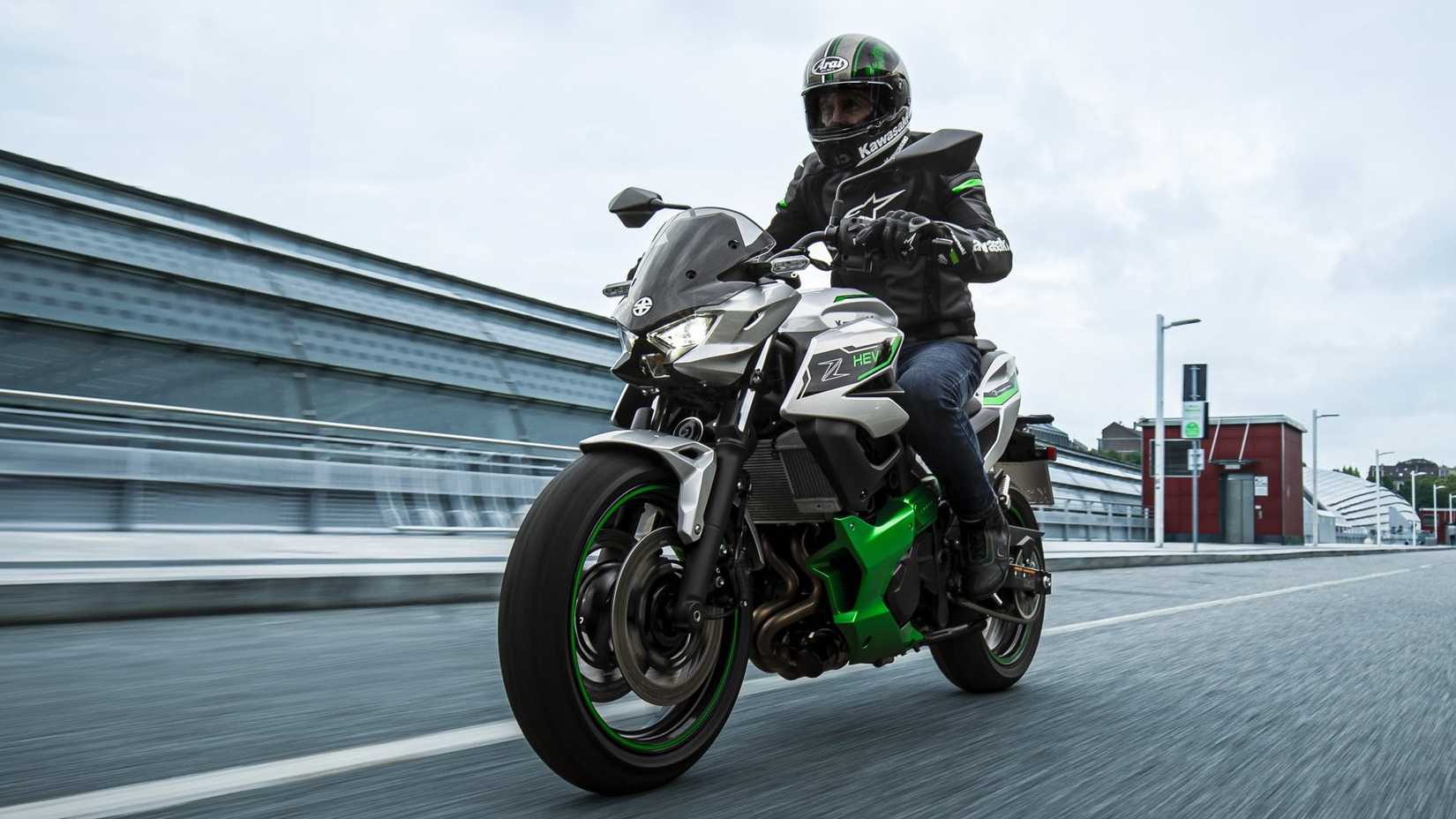 Kawasaki Z7 Hybrid na vista do terceiro quarto da frente da rodovia