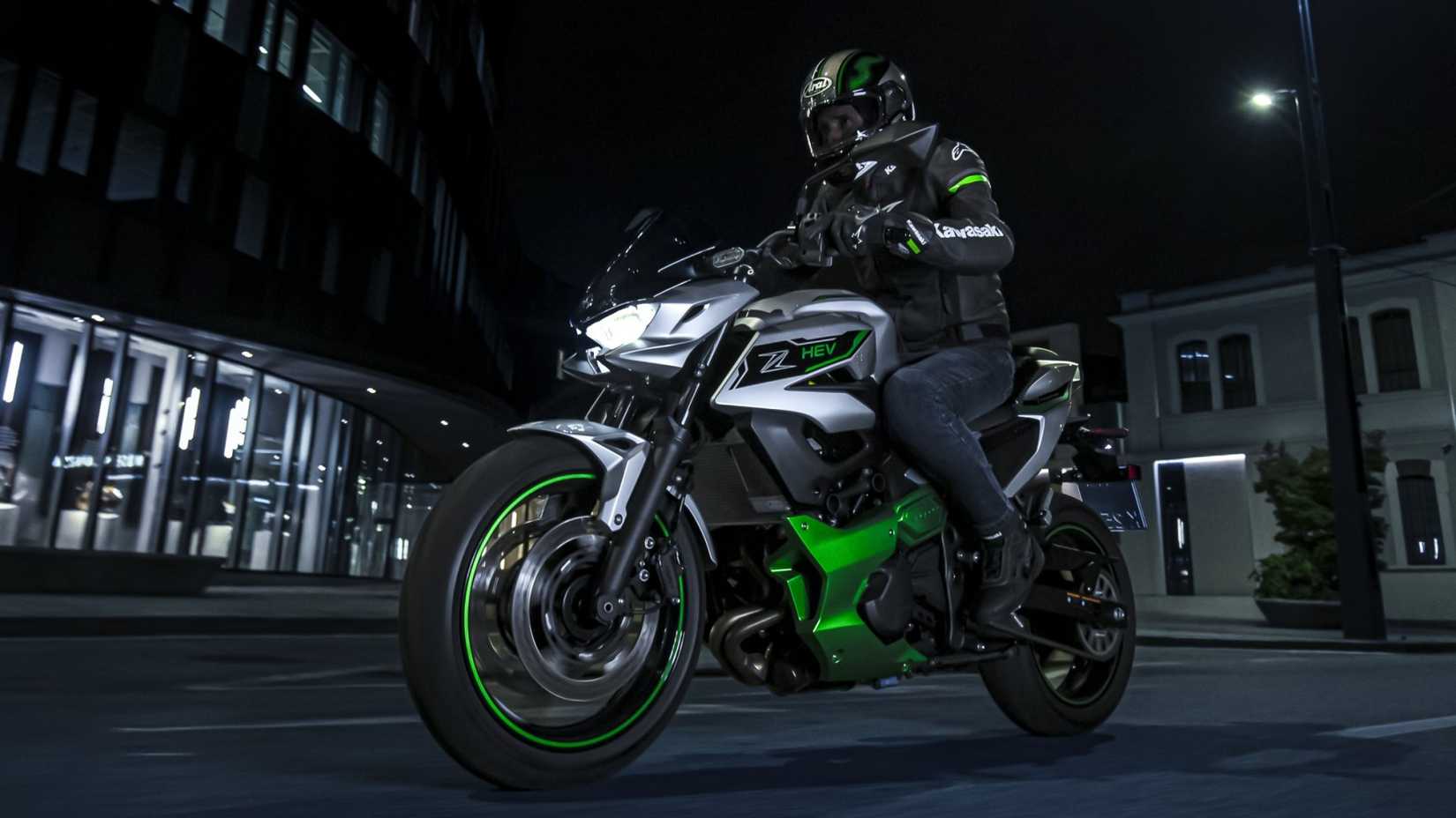 Kawasaki Z7 hybrid accelerating in front of the night in third quarter view