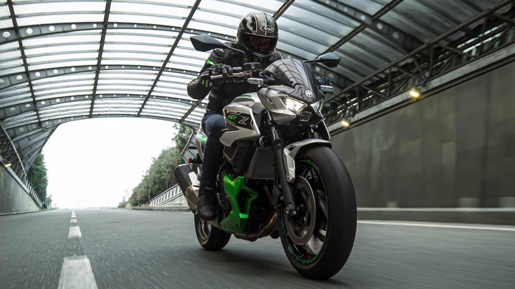 Kawasaki Z7 Hybrid acelerando em uma passagem subterrânea frontal no terceiro quarto acelerando