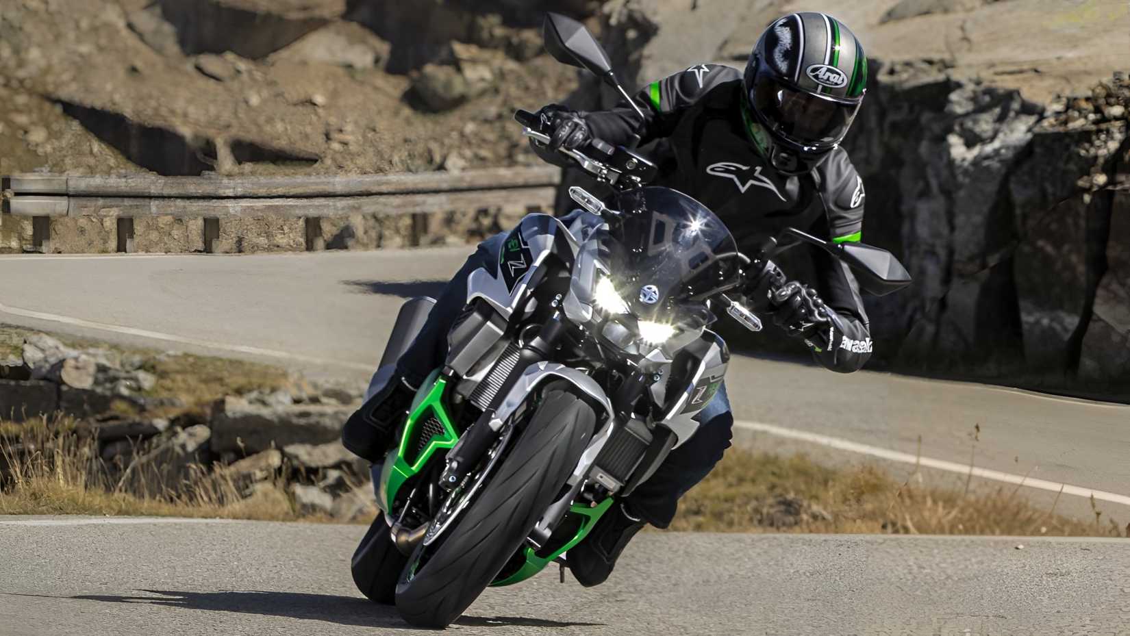 Kawasaki Z7 Hybrid action shot front fascia cinematic shot