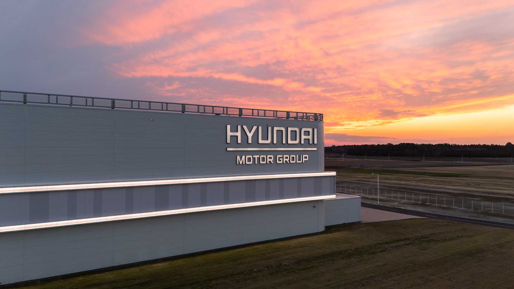Hyundai Metaplant Georgia com um pôr do sol ao fundo