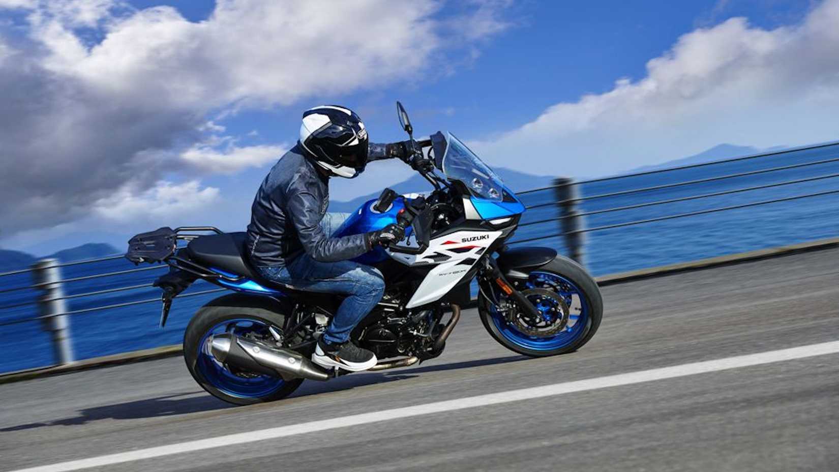 Foto de ação de uma curva Suzuki SV-7GX 2026