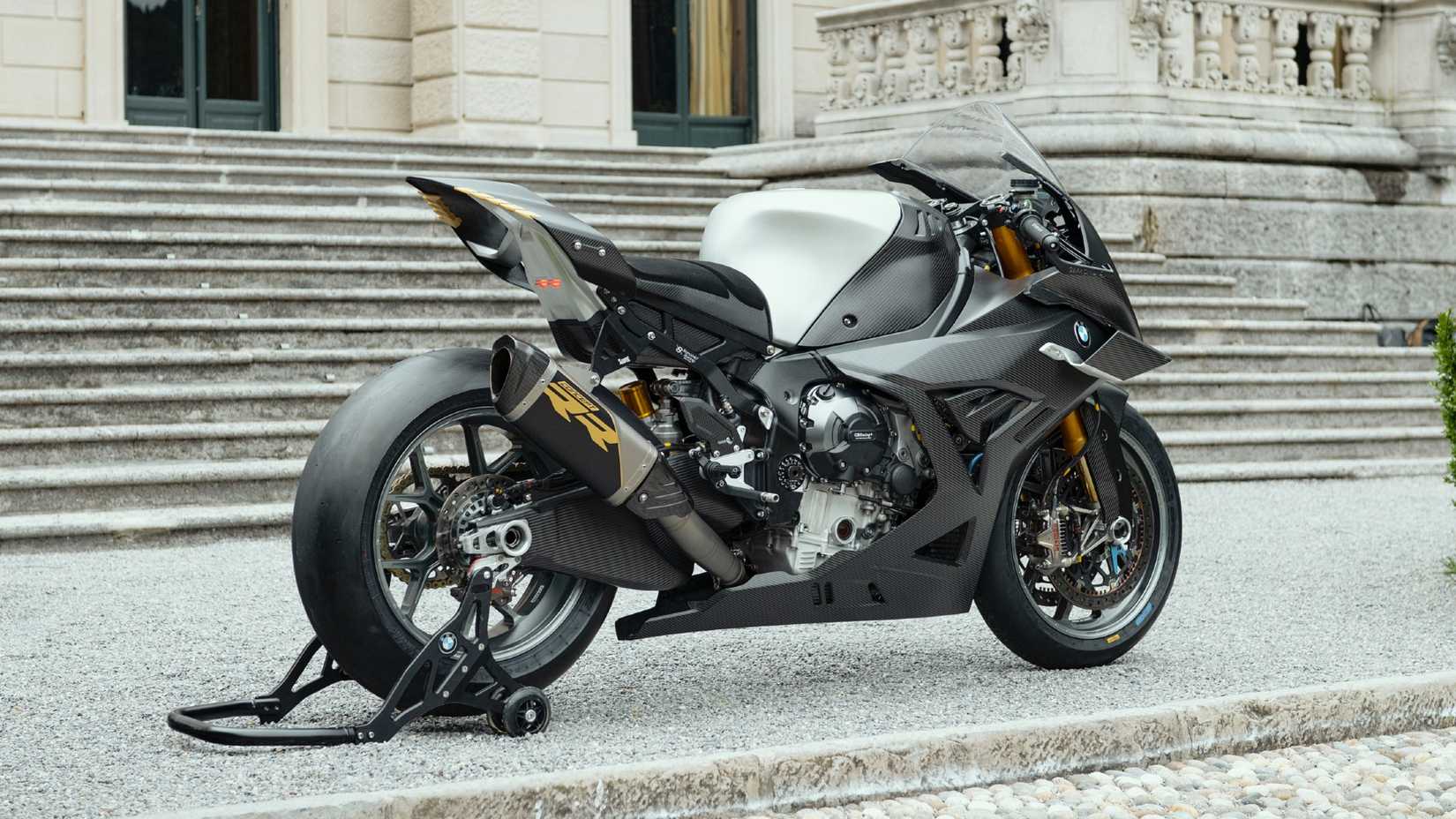 BMW Concept RR estacionado em um suporte de paddock, vista traseira