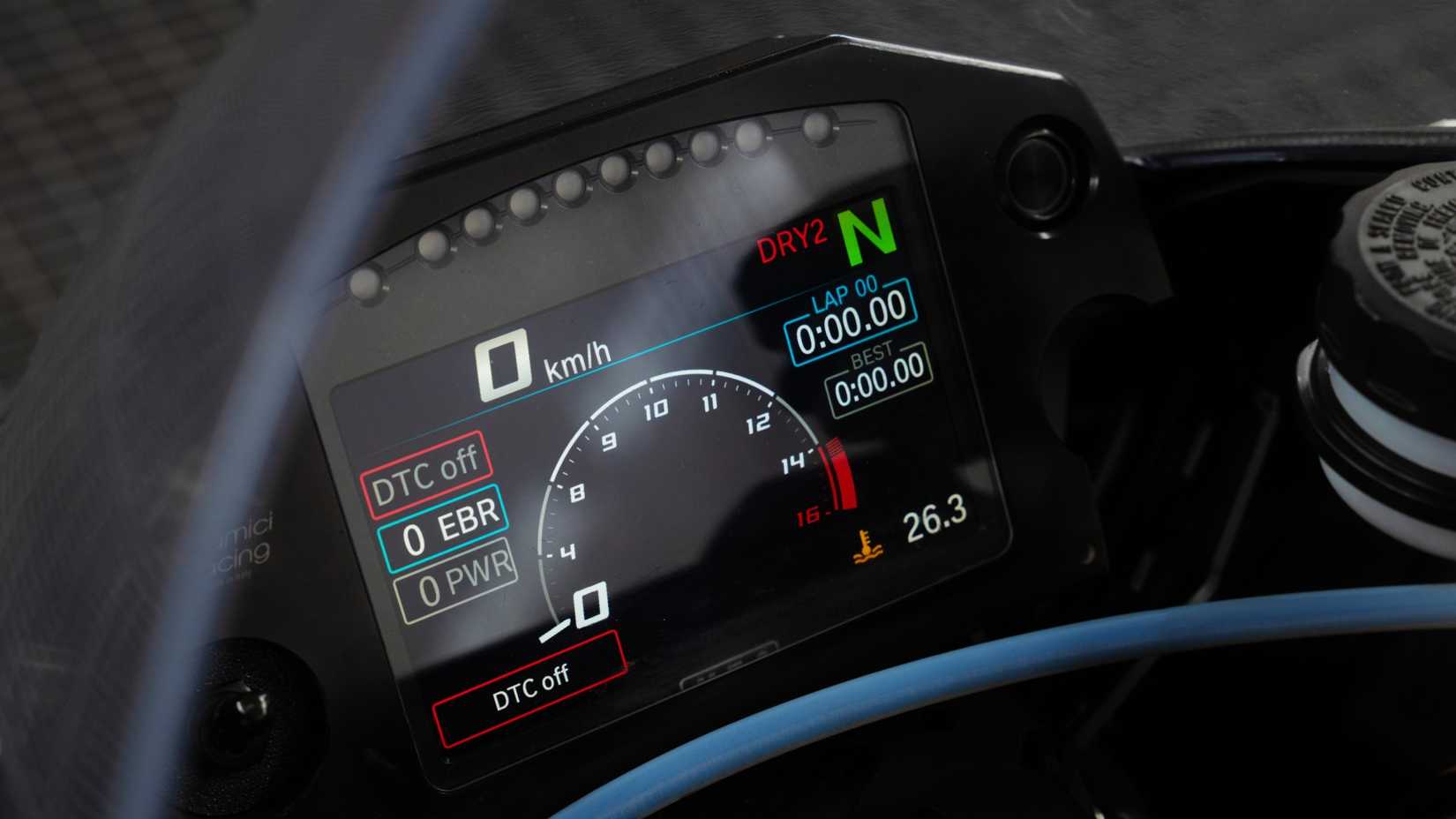 Foto aproximada do painel BMW Concept RR TFT