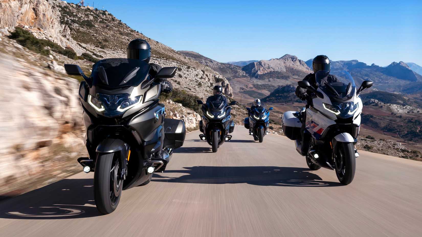 Foto de grupo de ação de motocicletas BMW série K 1600 andando em uma estrada de montanha
