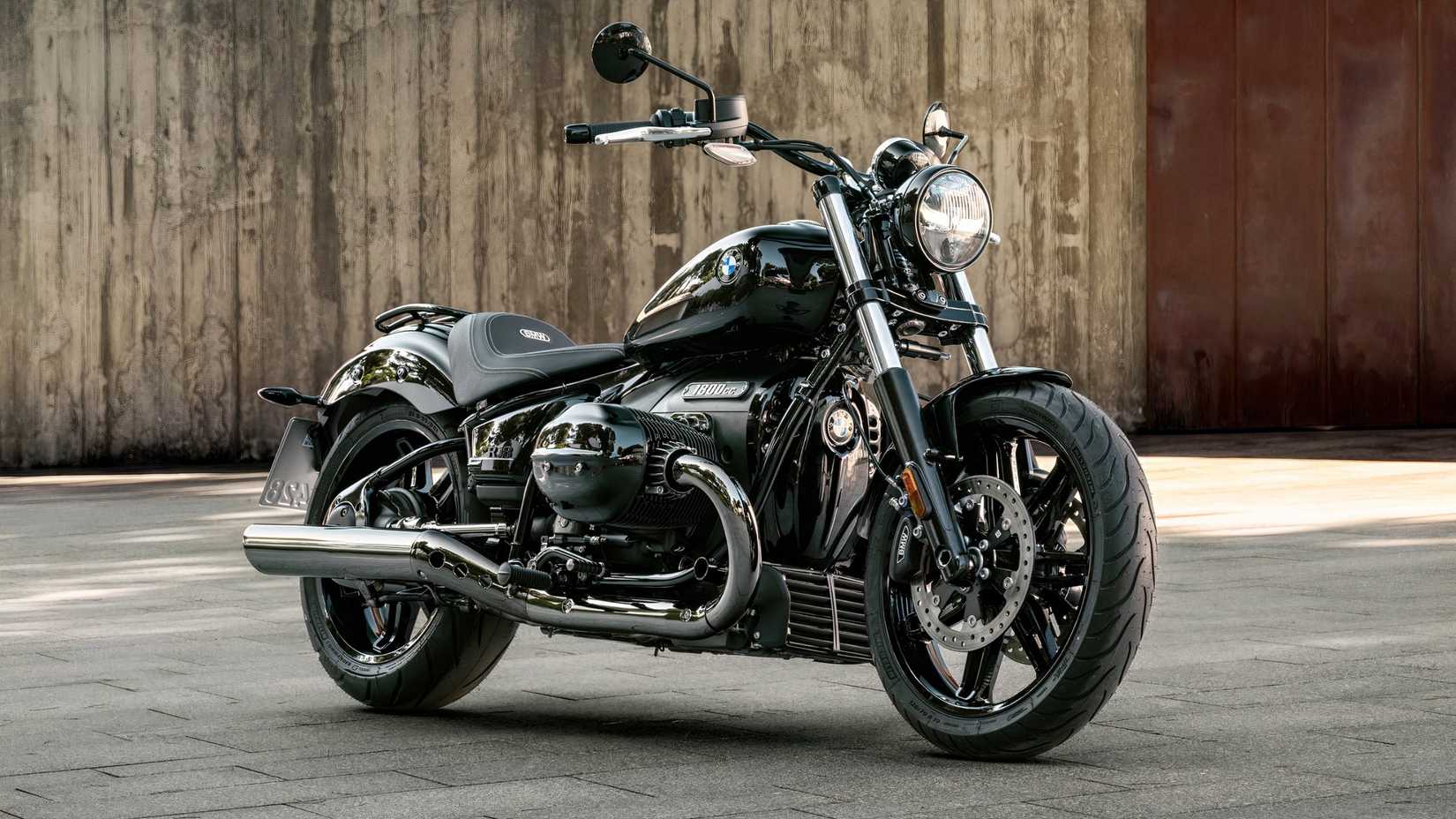 Foto estática de uma BMW R 18 estacionada