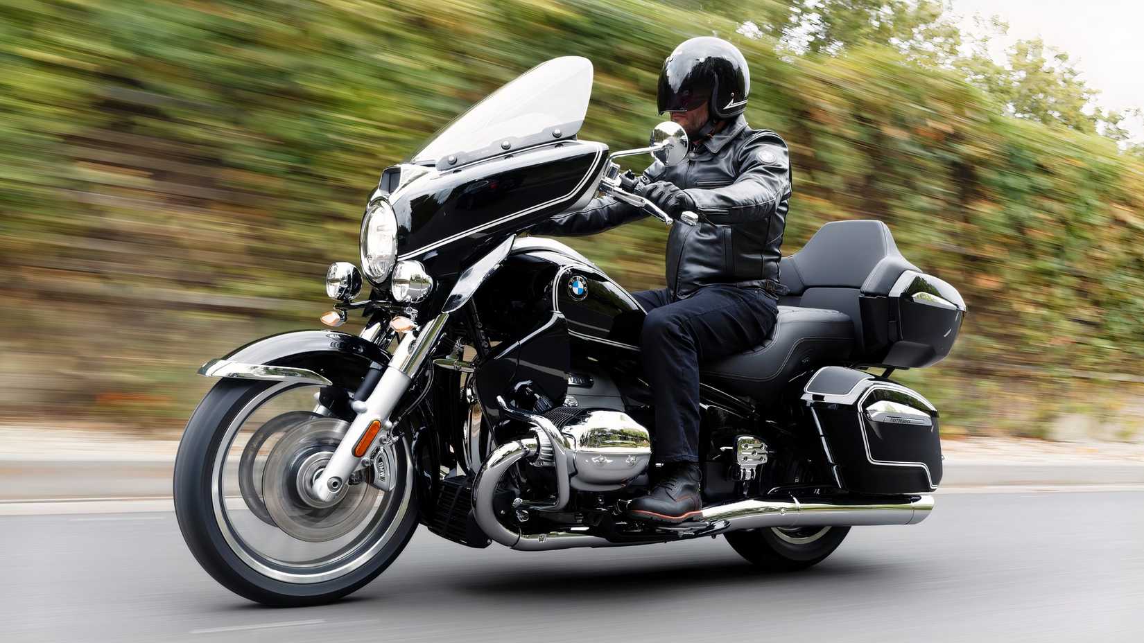 Um piloto viajando na estrada a bordo da BMW R 18 Transcontinental
