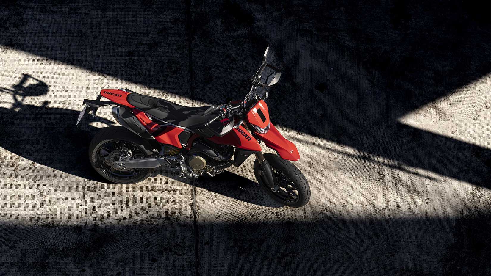 Uma dramática foto de cima para baixo da Ducati Hypermotard 698