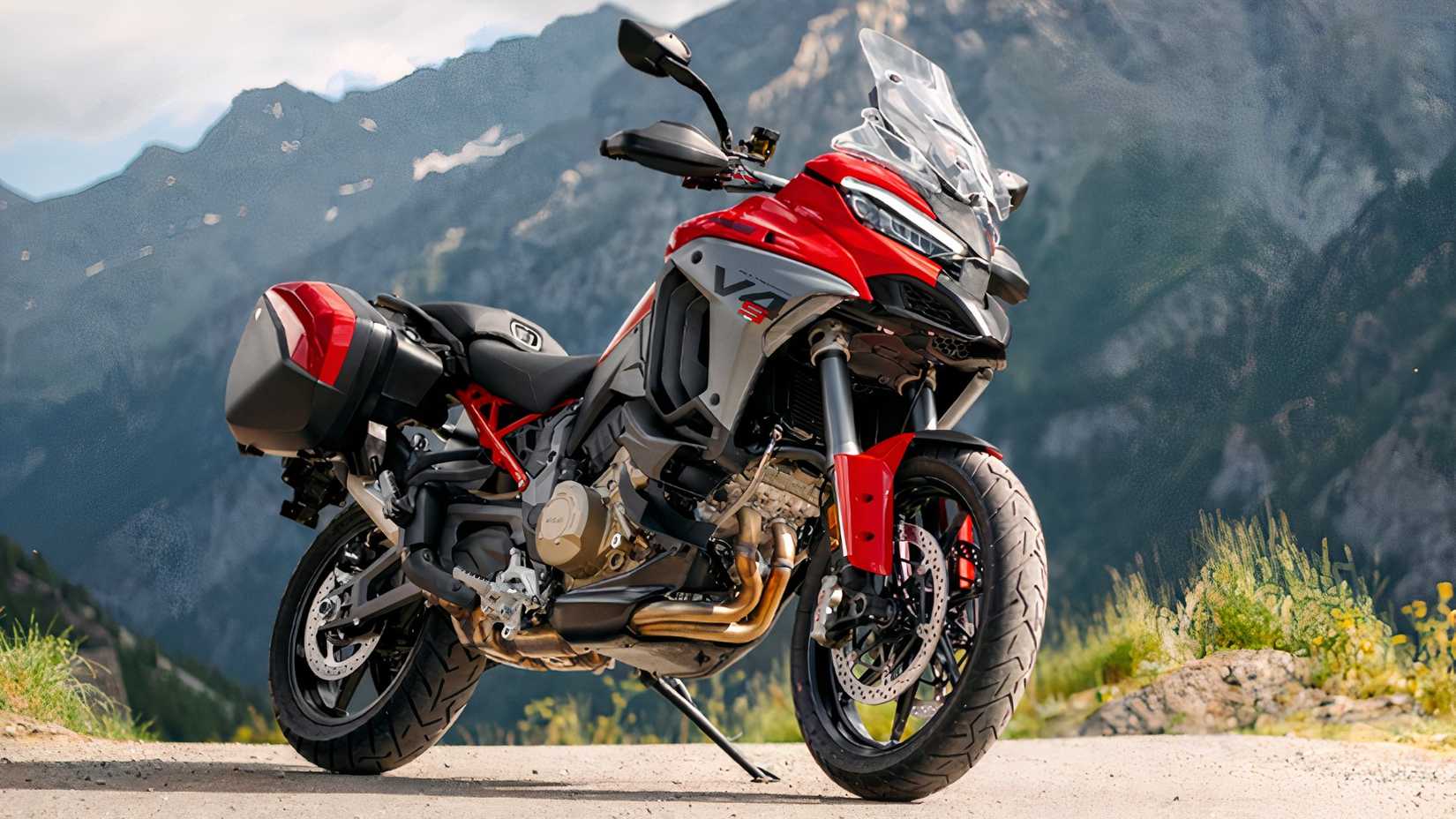 Une Ducati Multistrada V4 S debout avec des montagnes en arrière-plan