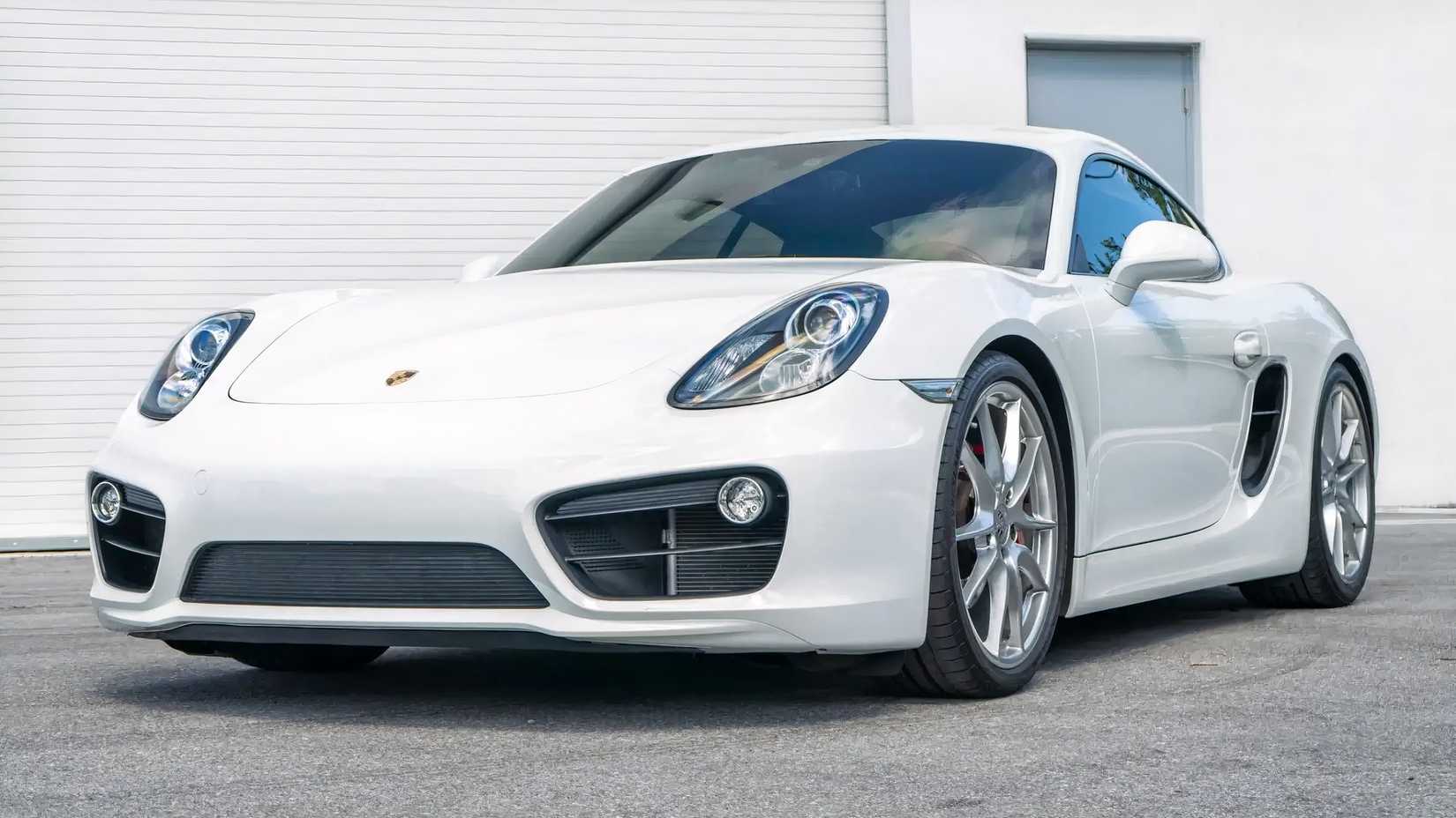 2014 Porsche 981 Cayman S Wide Shot branco estacionado