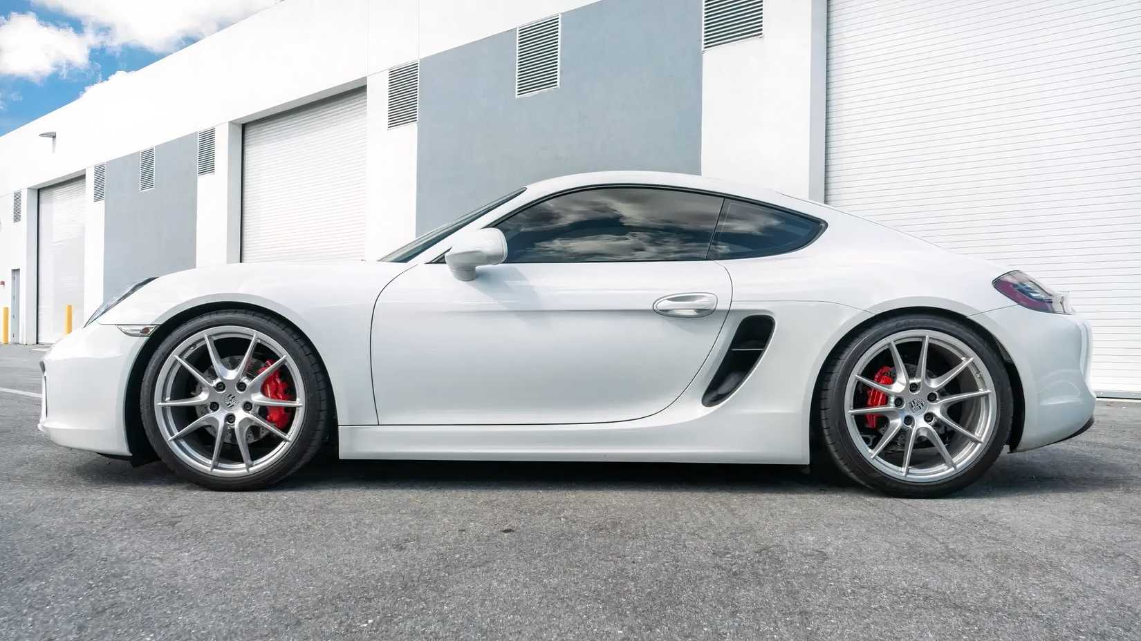 2014 Porsche 981 Cayman S Side Shot branco estacionado