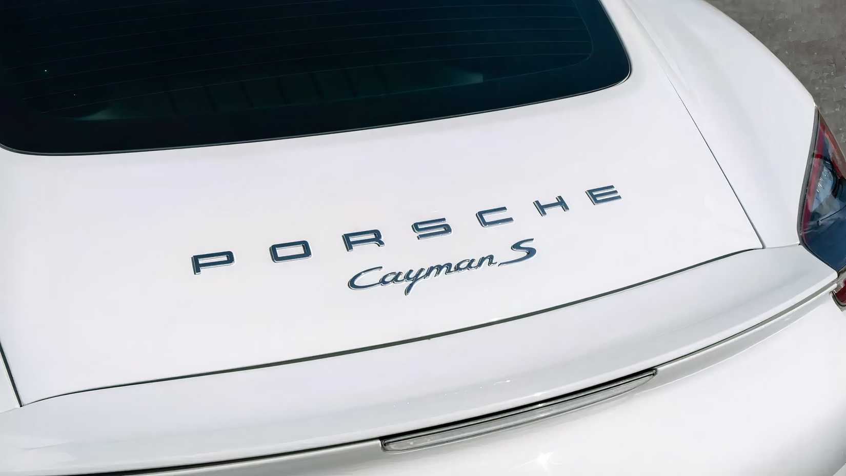Close do emblema do Porsche 981 Cayman S branco de 2014