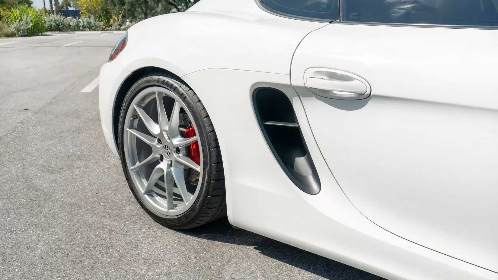 Close-up do Porsche 981 Cayman S branco 2014 do design do aro 