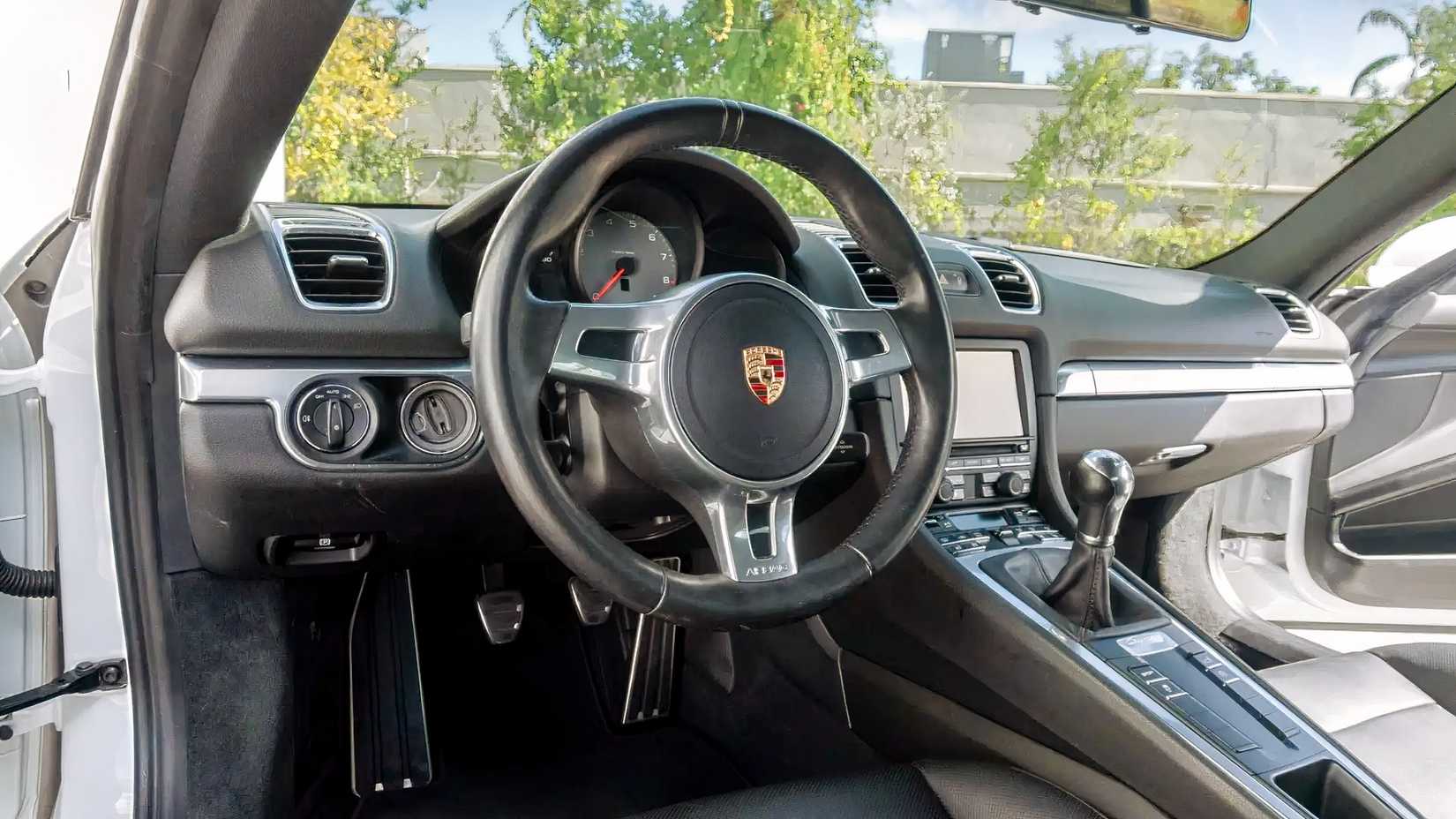 Foto do interior do Porsche 981 Cayman S 2014 mostrando o painel