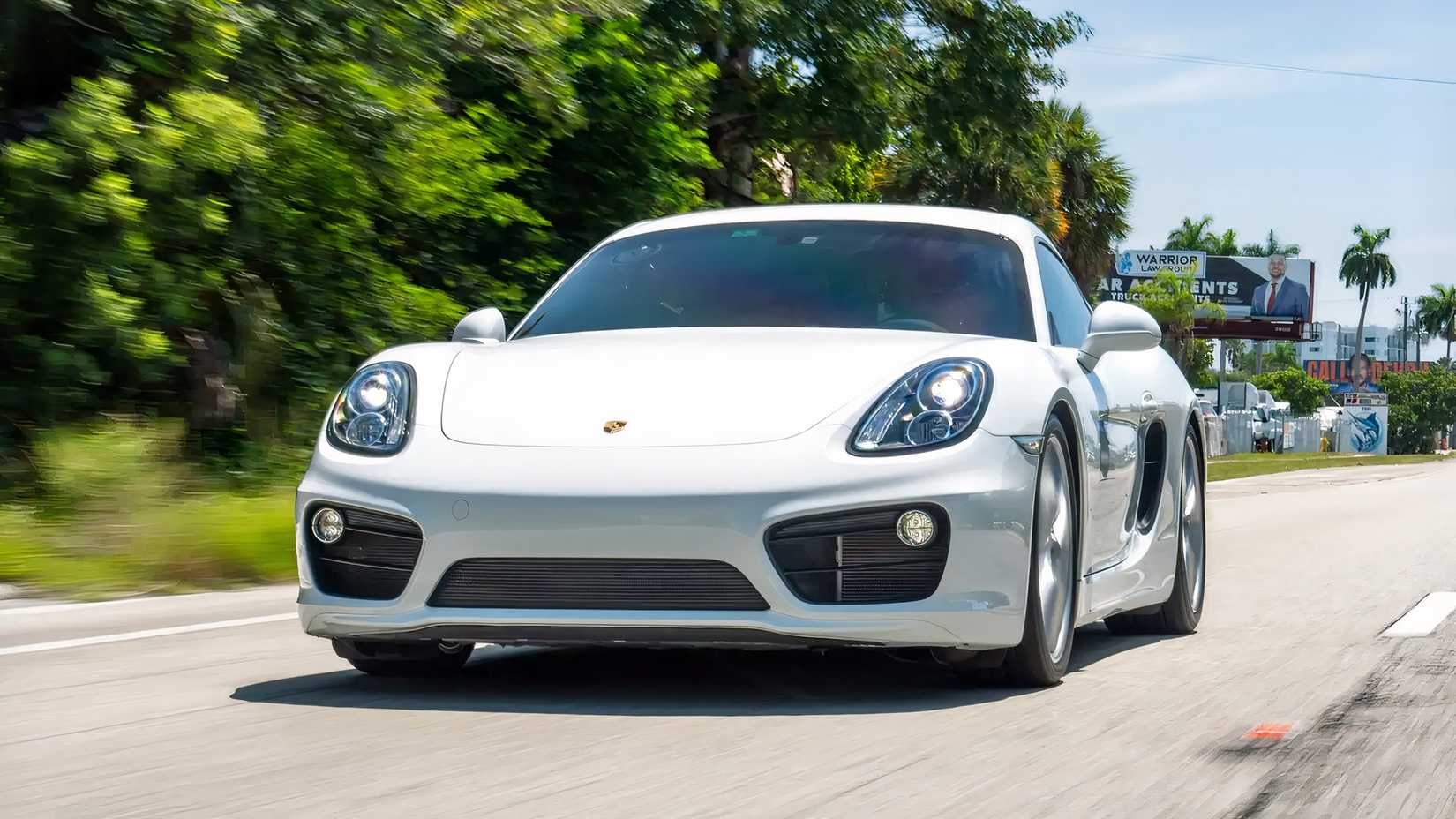   2014 Porsche 981 Cayman S branco frontal Driving Shot 