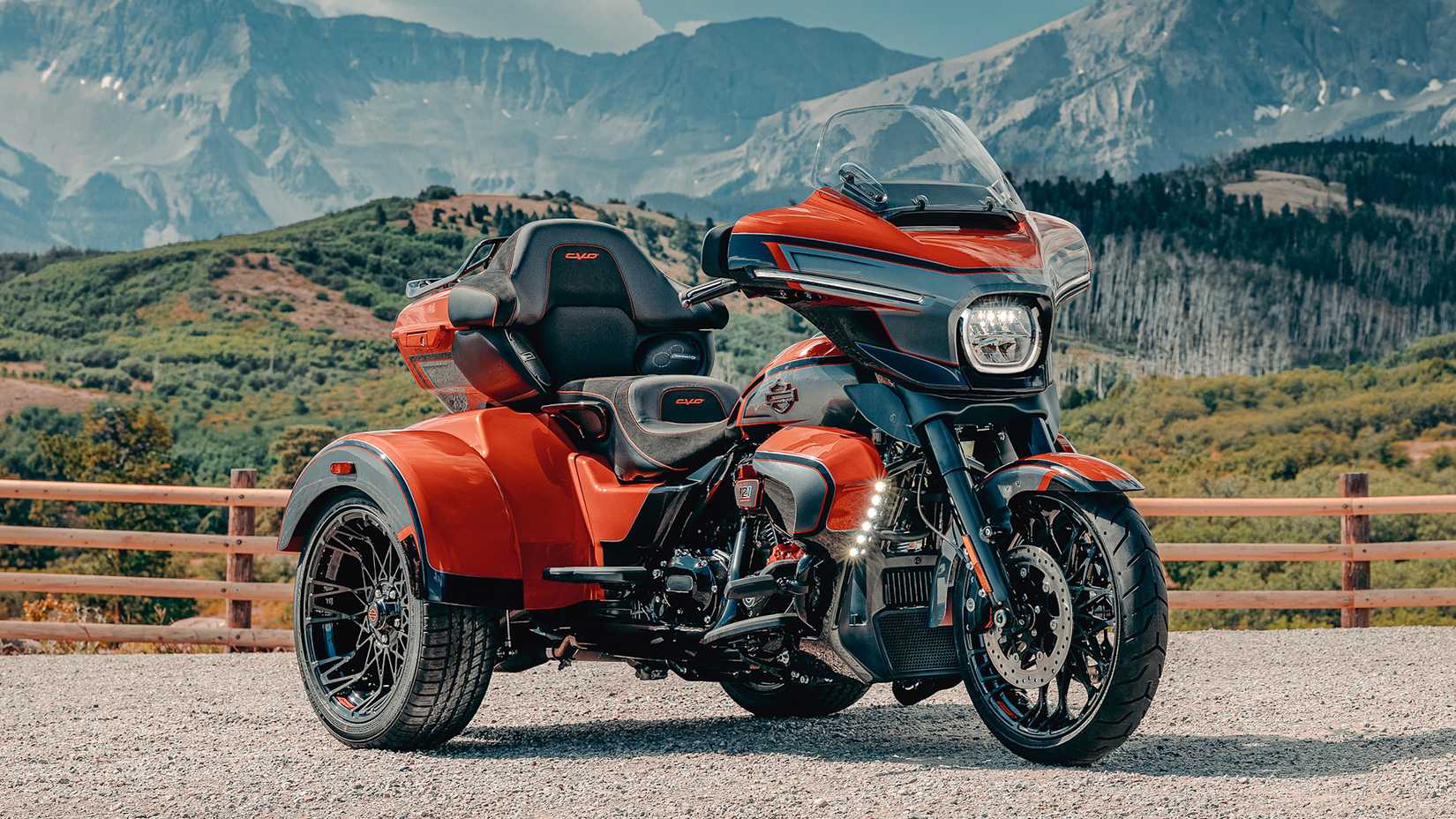 Static shot of the Harley-Davidson CVO Street Glide 3 Limited
