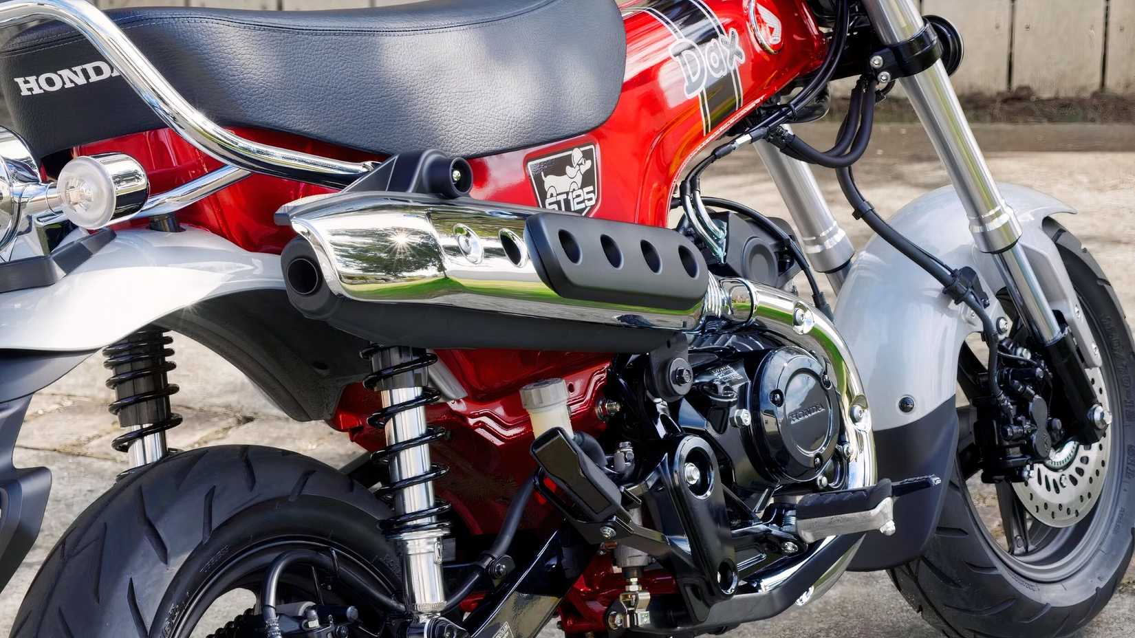 Um close-up do motor e escapamento do Honda DAX 125