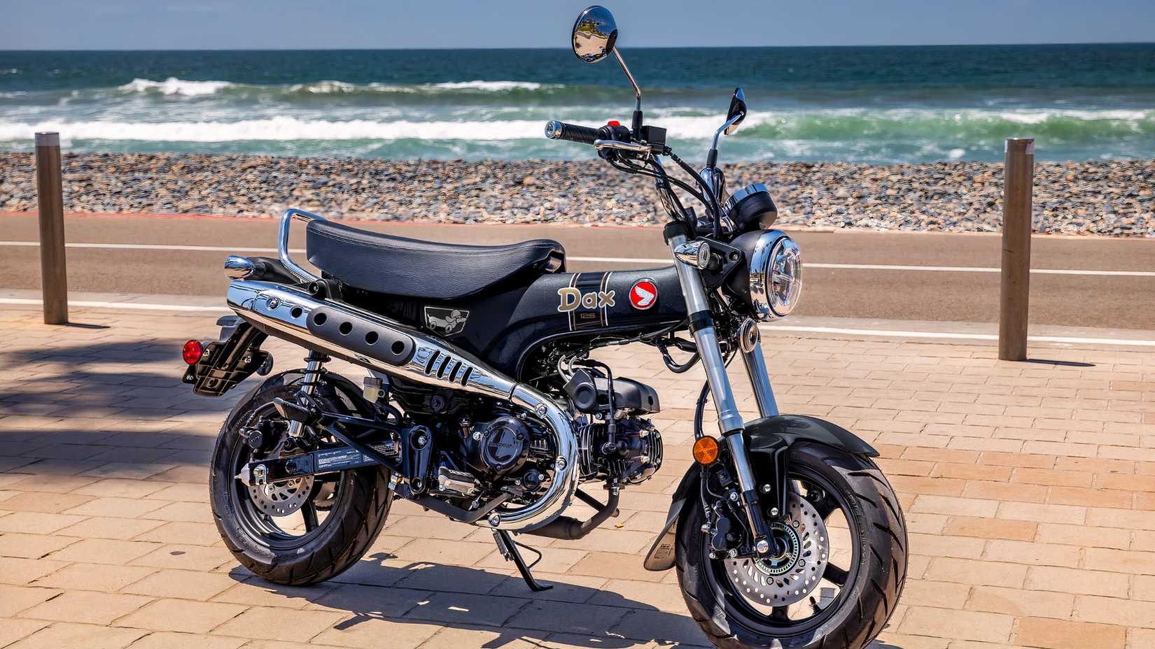 Foto estática do quarto dianteiro do Honda DAX 125