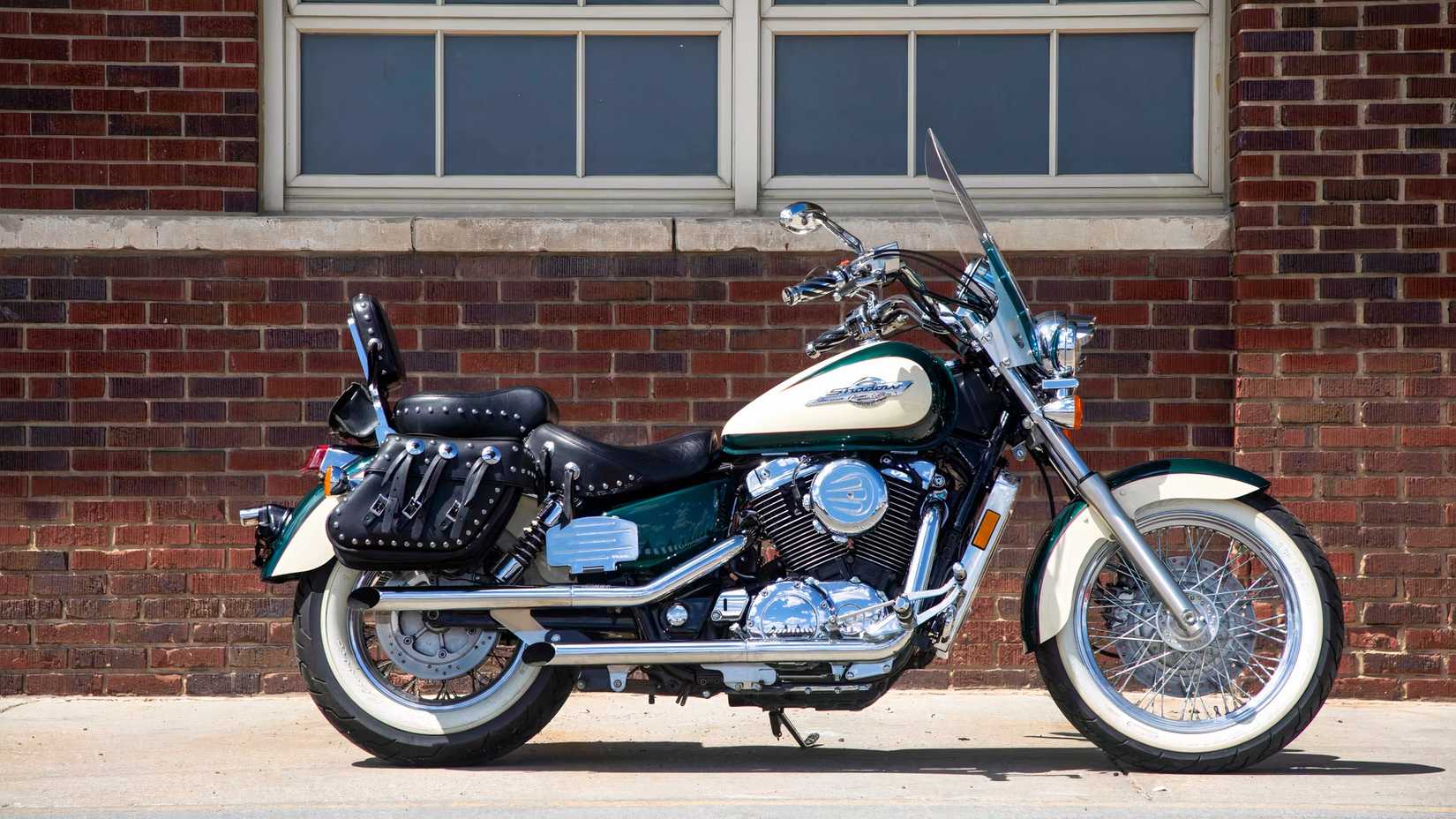 Honda Shadow ACE 1100 estacionada ao ar livre