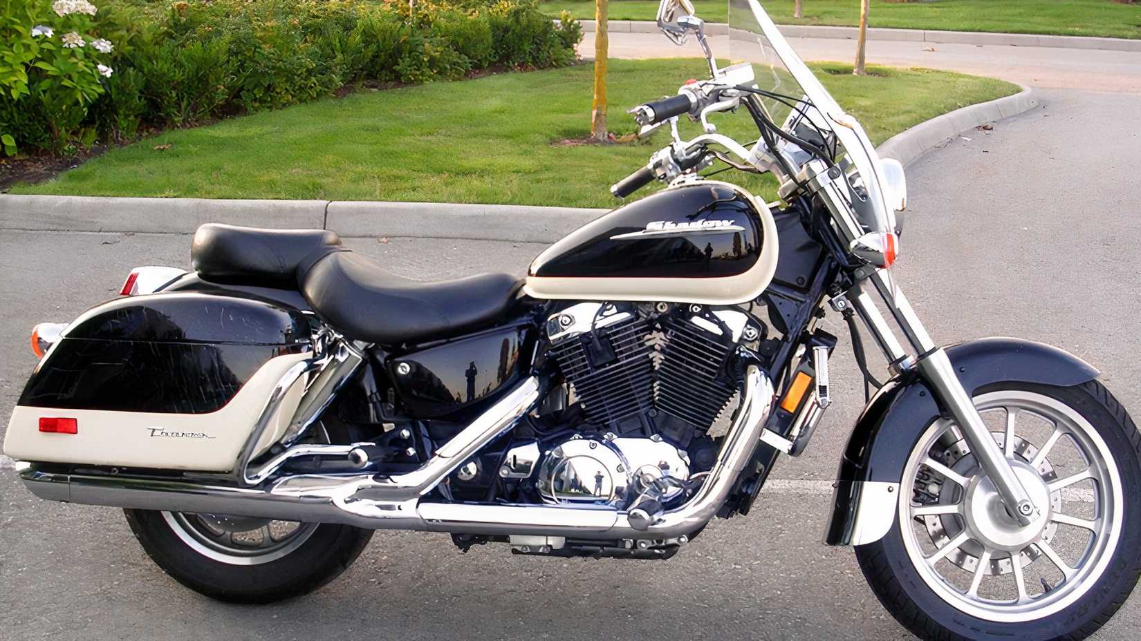 Honda Shadow ACE 1100 Touring estacionado ao ar livre
