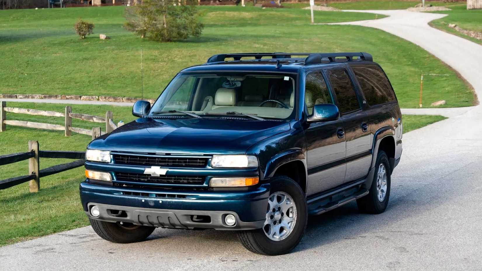 2006 Chevrolet Suburban front 3/4 parked