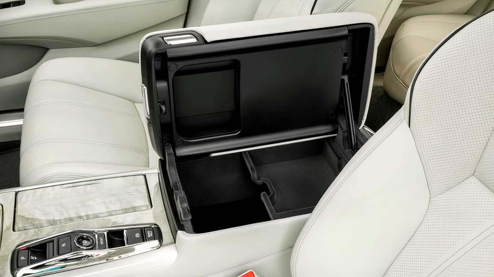 2020 Acura RLX center console close-up