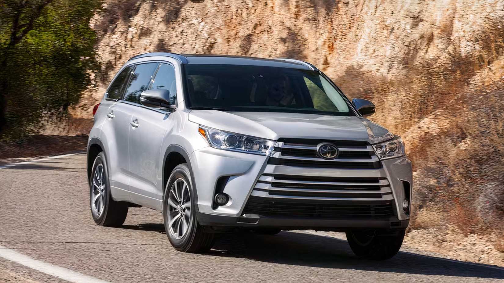 2016 Toyota Highlander front 3/4 action