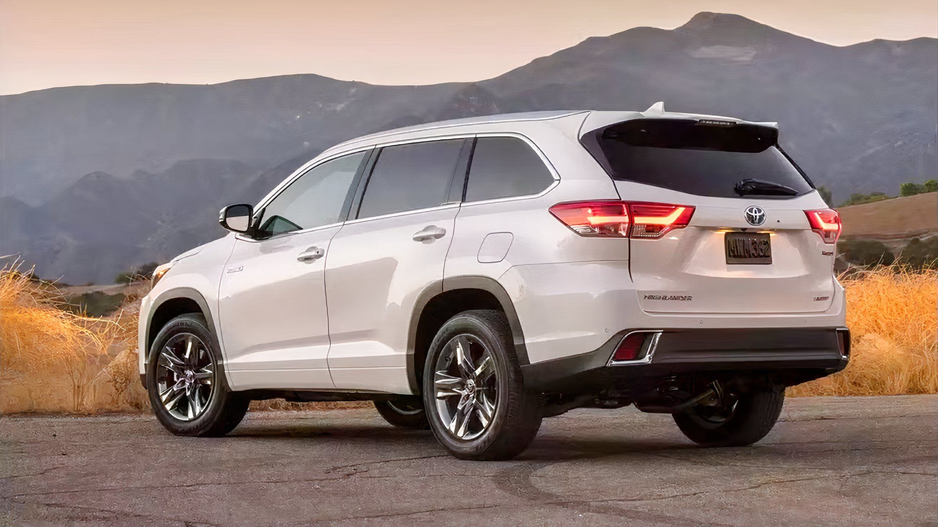 2019 Toyota Highlander Hybrid rear 3/4