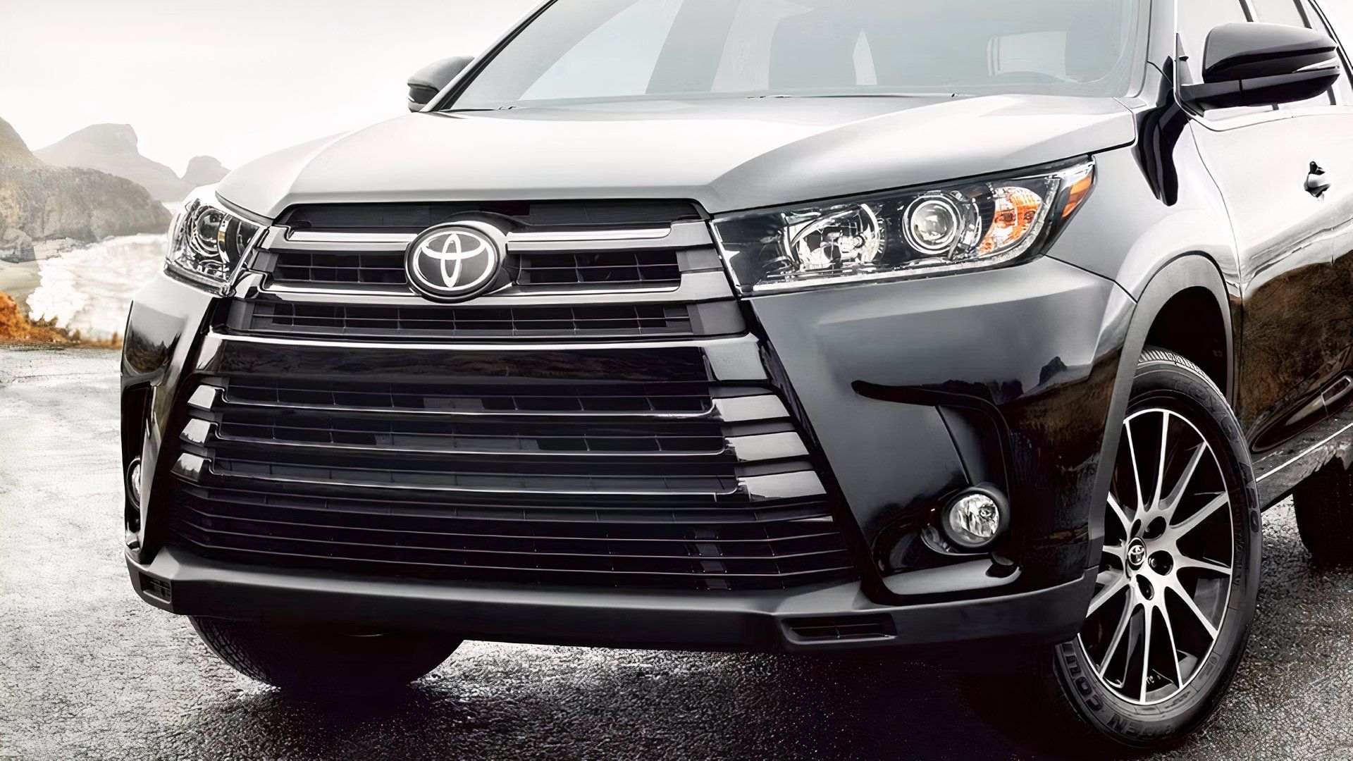 2019 Toyota Highlander Hybrid front end close-up