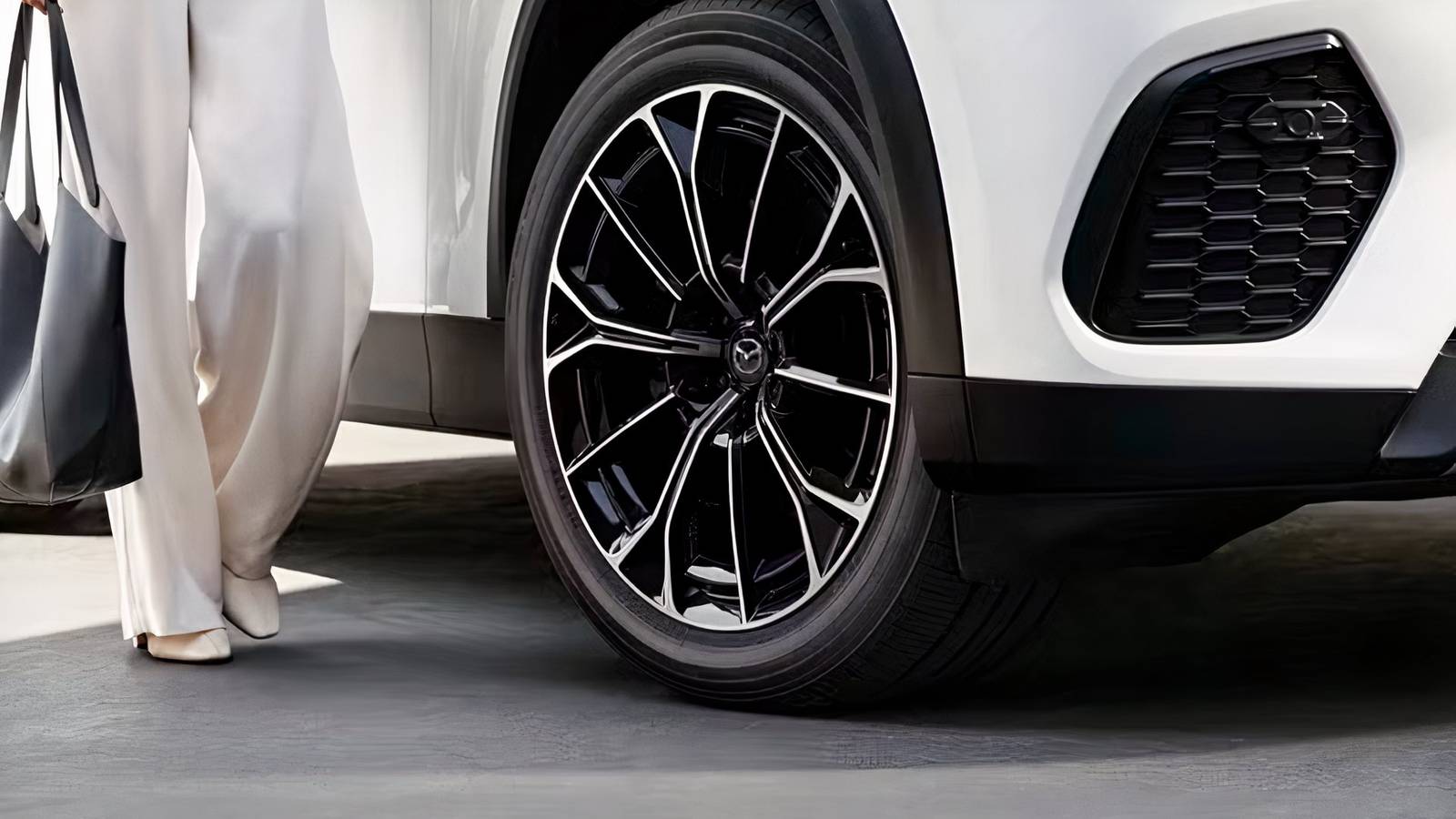 Mazda CX-70 PHEV con design premium e tecnologia elettrica in un'auto sportiva