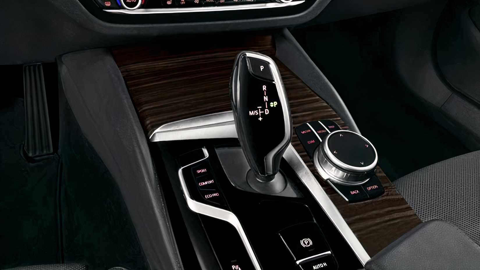 2021 BMW 530i central console and rotary dial close-up