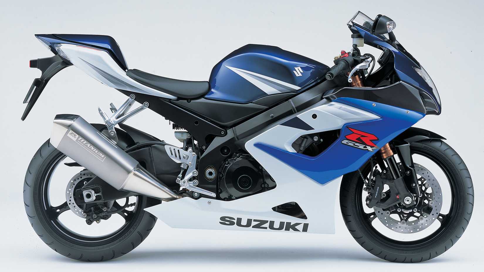 Uma foto de estúdio da Suzuki GSX-R1000 K5 2005 vista lateral