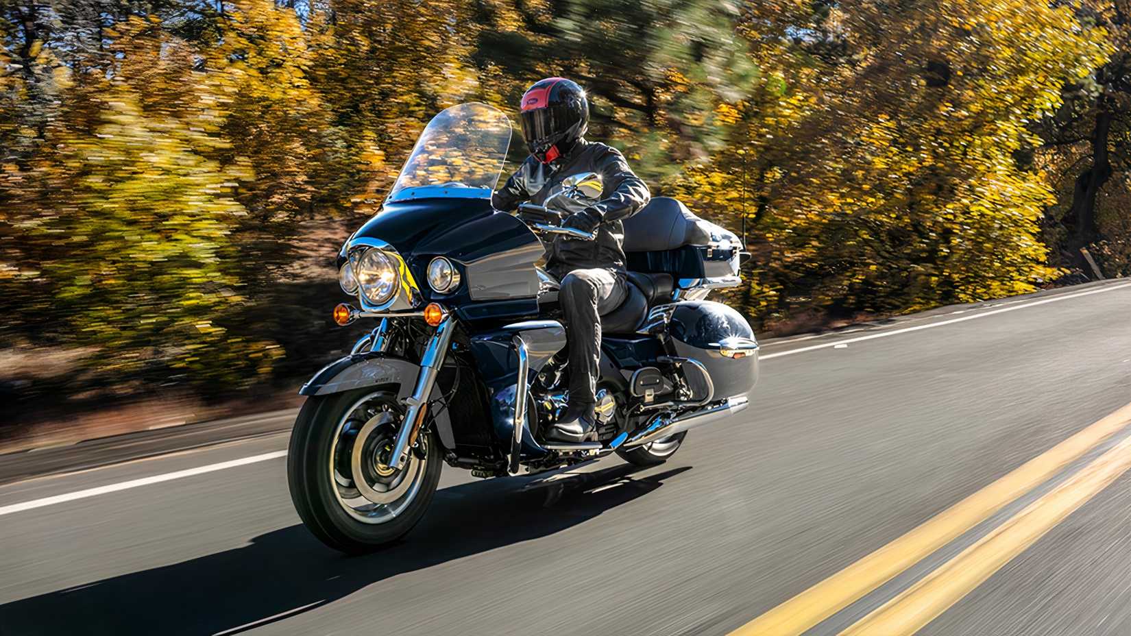 Kawasaki Vulcan 1700 Voyager navegando na rodovia