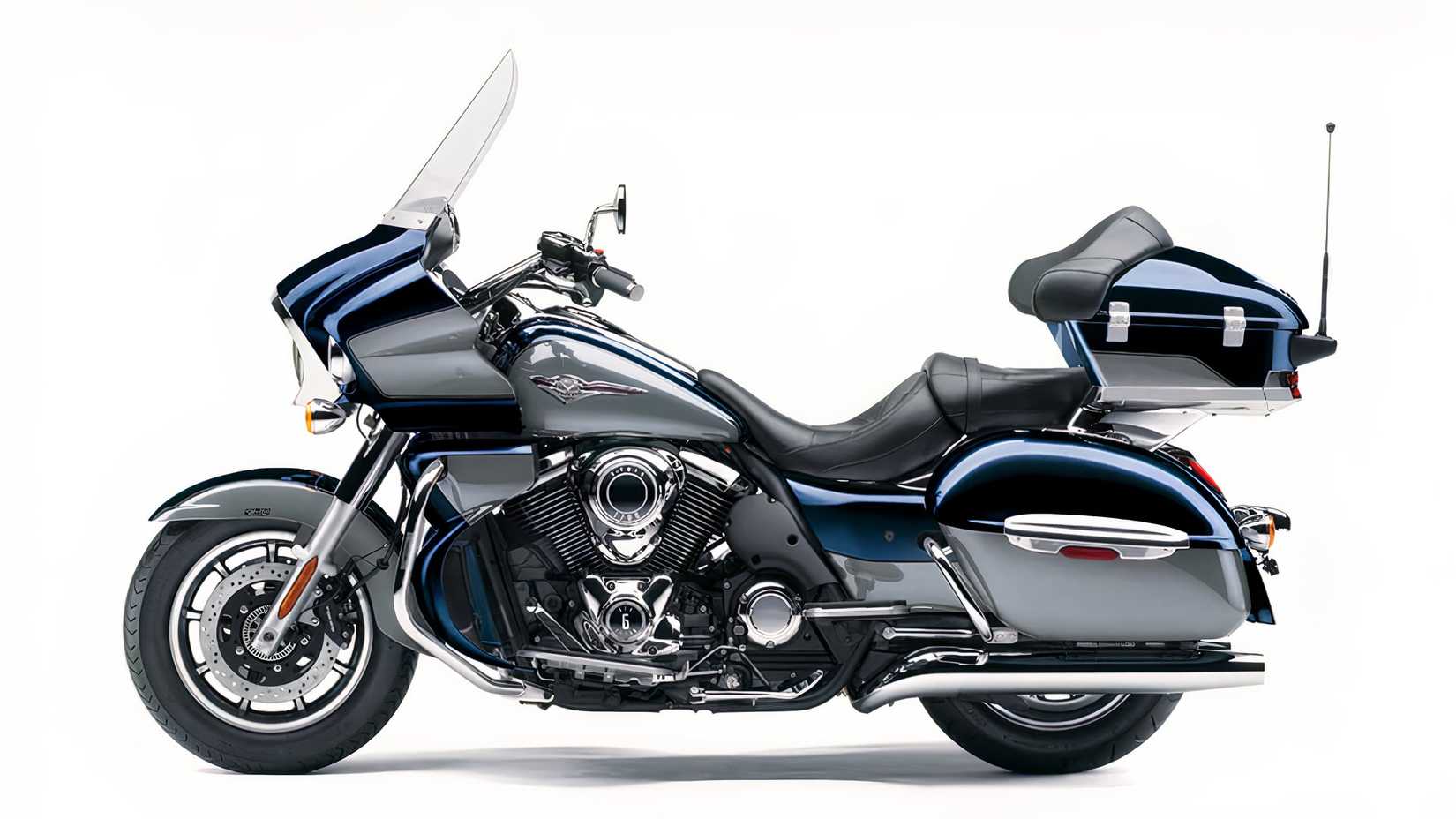 Foto de perfil lateral da Kawasaki Vulcan 1700 Voyager mostrando itens essenciais da turnê