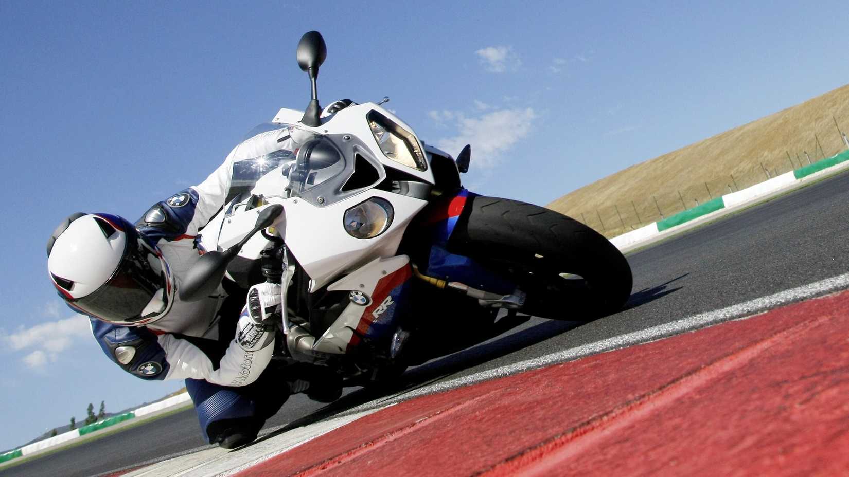 BMW S 1000 RR 2009 fazendo curvas em uma pista de corrida