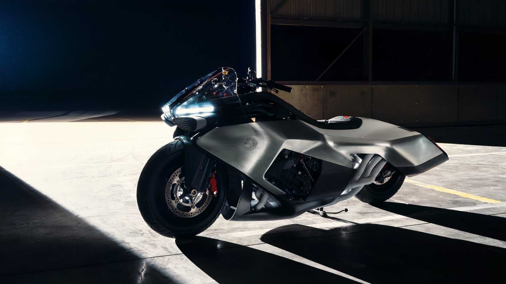 Foto estática de três quartos da frente do BMW Motorrad Vision K18