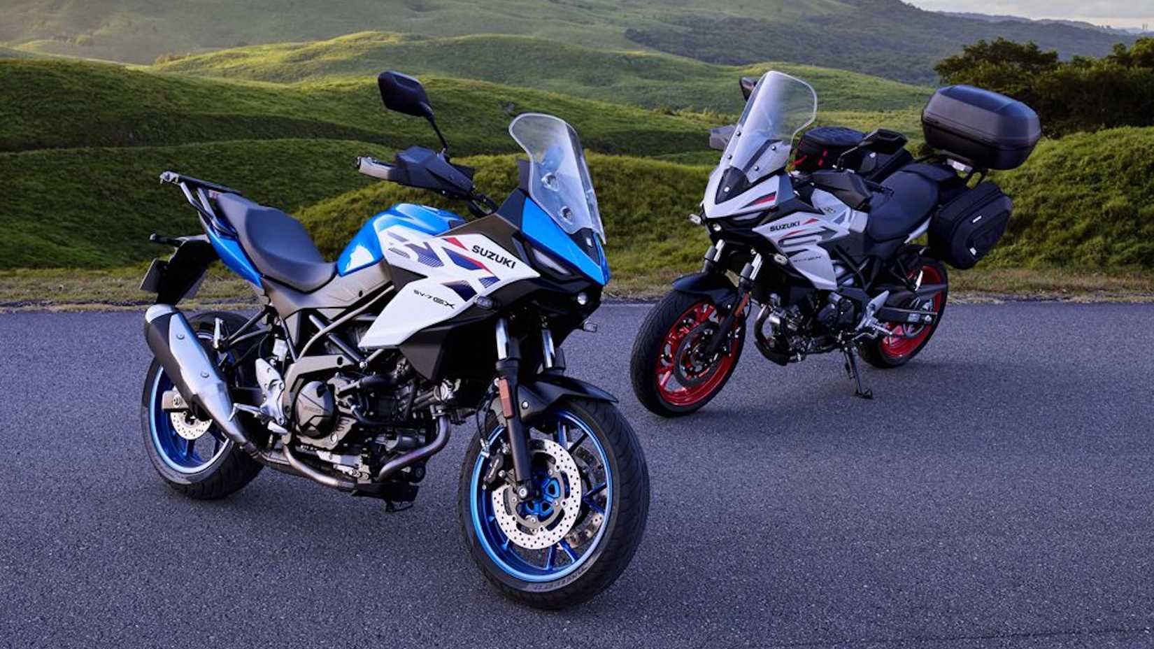 Foto estática de dois 2026 Suzuki SV-7GX sport tourers estacionados na beira da estrada