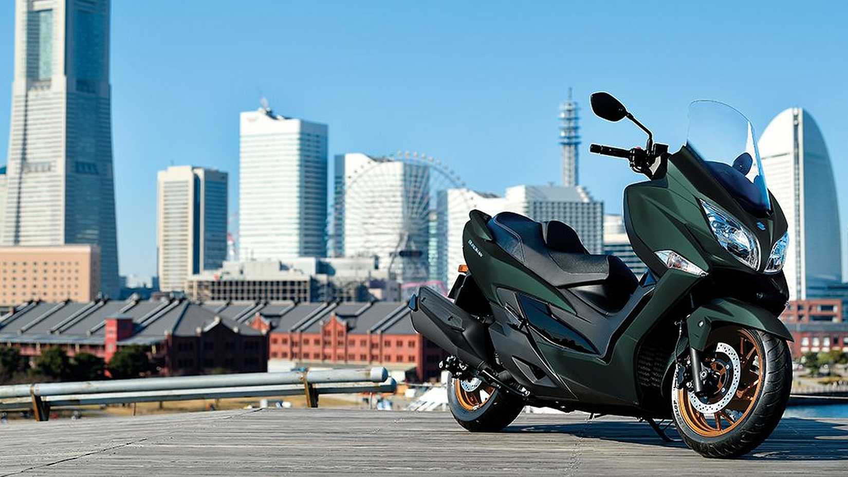 Foto estática do Suzuki Burgman 400 com o horizonte da cidade ao fundo