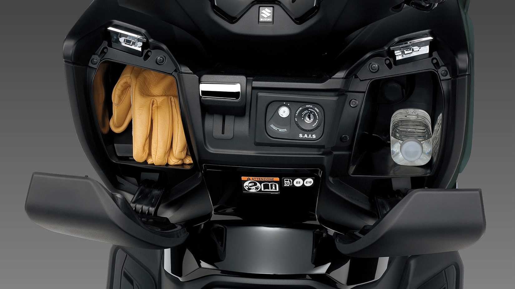 Espaço de armazenamento Suzuki Burgman 400 no avental dianteiro