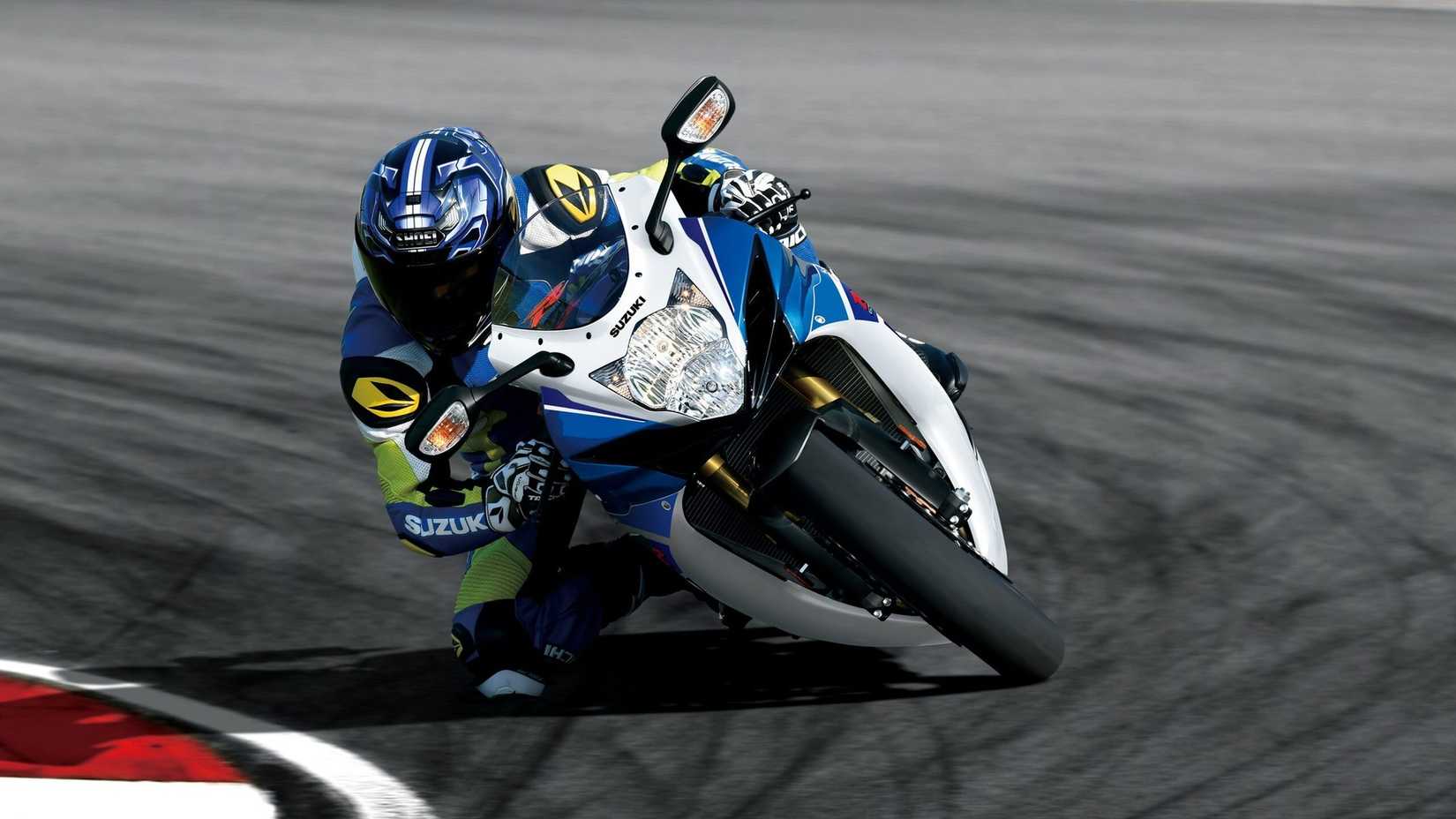 Suzuki GSX-R750 fazendo curvas em uma pista de corrida