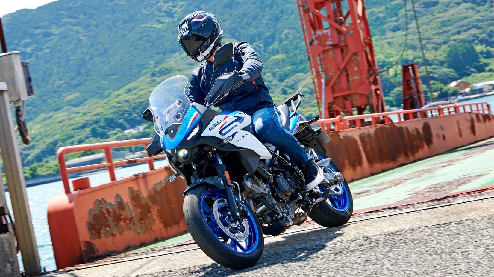 Uma foto de ação do Suzuki SV-7GX
