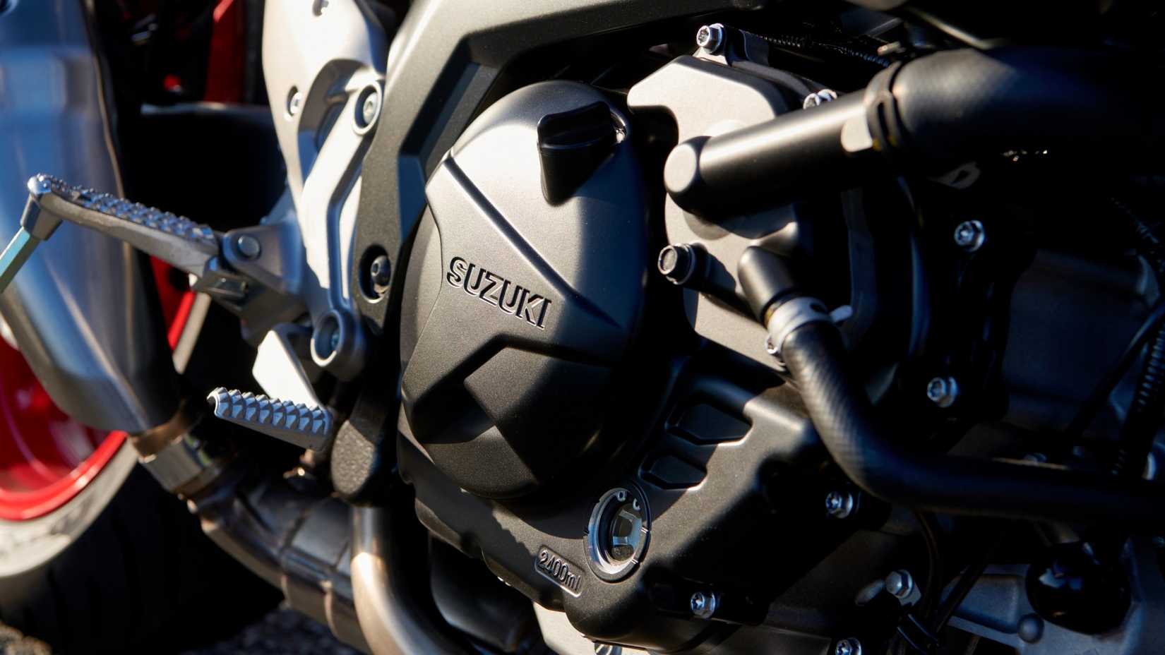 Foto aproximada da caixa do motor Suzuki SV-7GX 2027