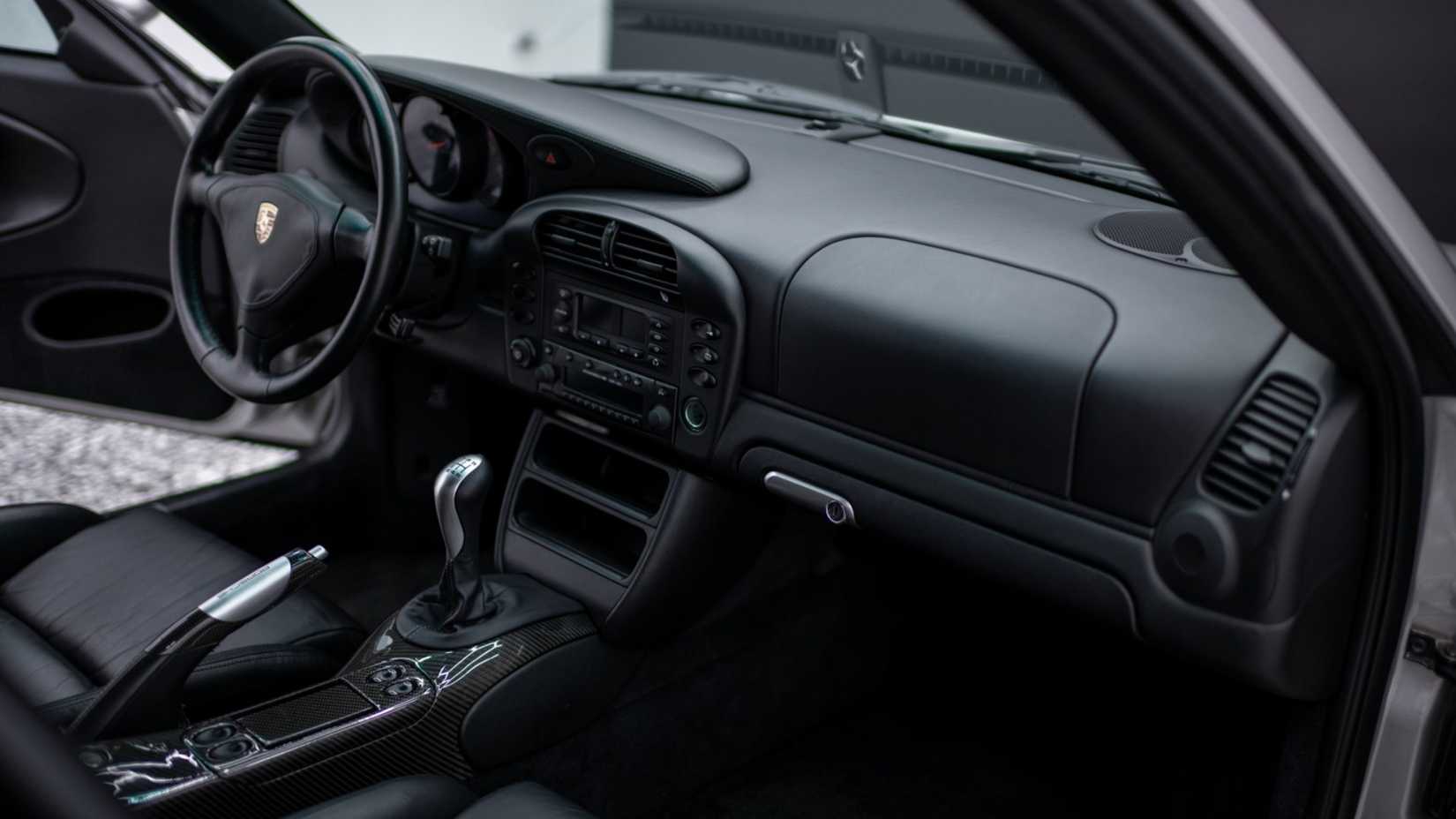 Foto do interior do Porsche 996.2 911 GT2 de 2002 mostrando a cabine dianteira