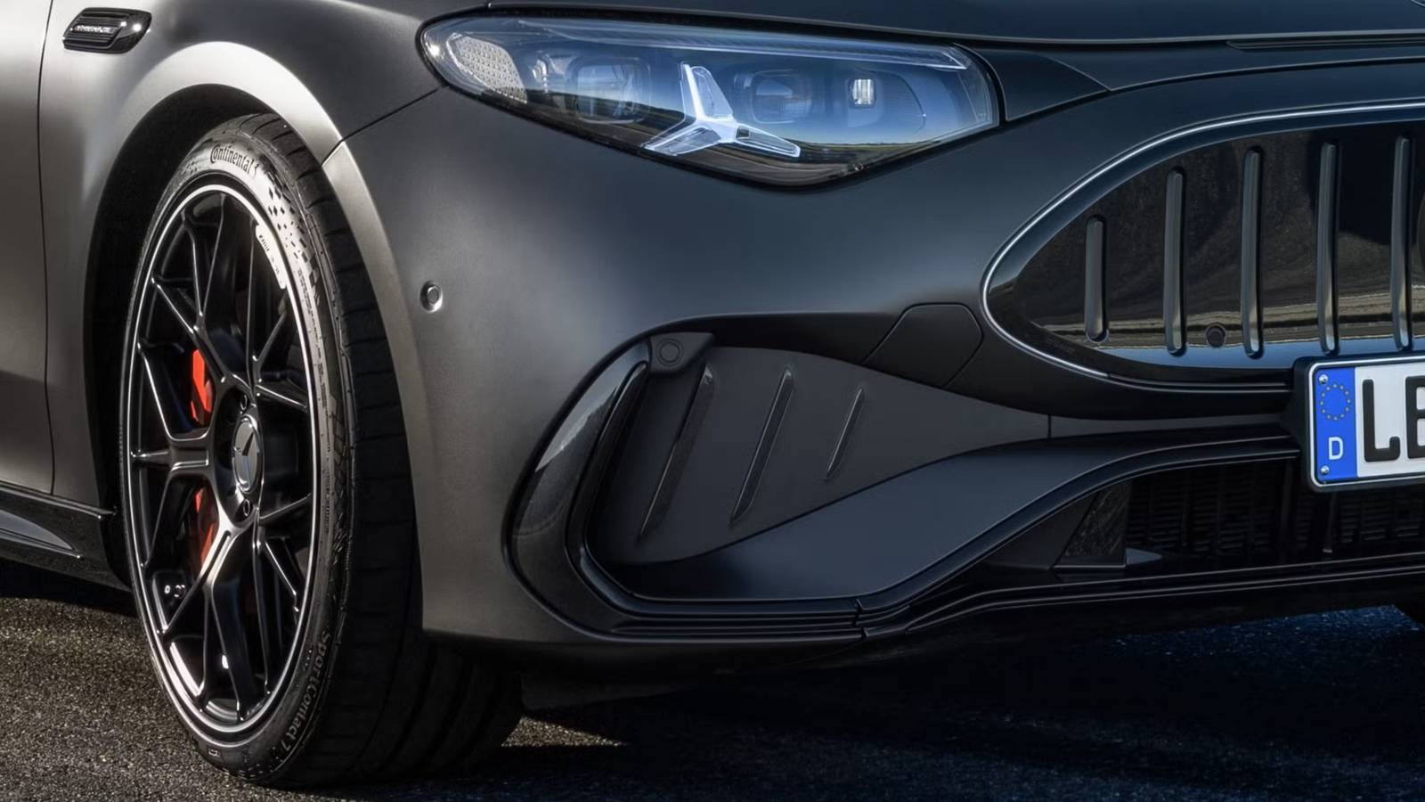 مرسيدس AMG CLA 45 الكهربائية بواجهة أمامية قريبة وشبك مضاء