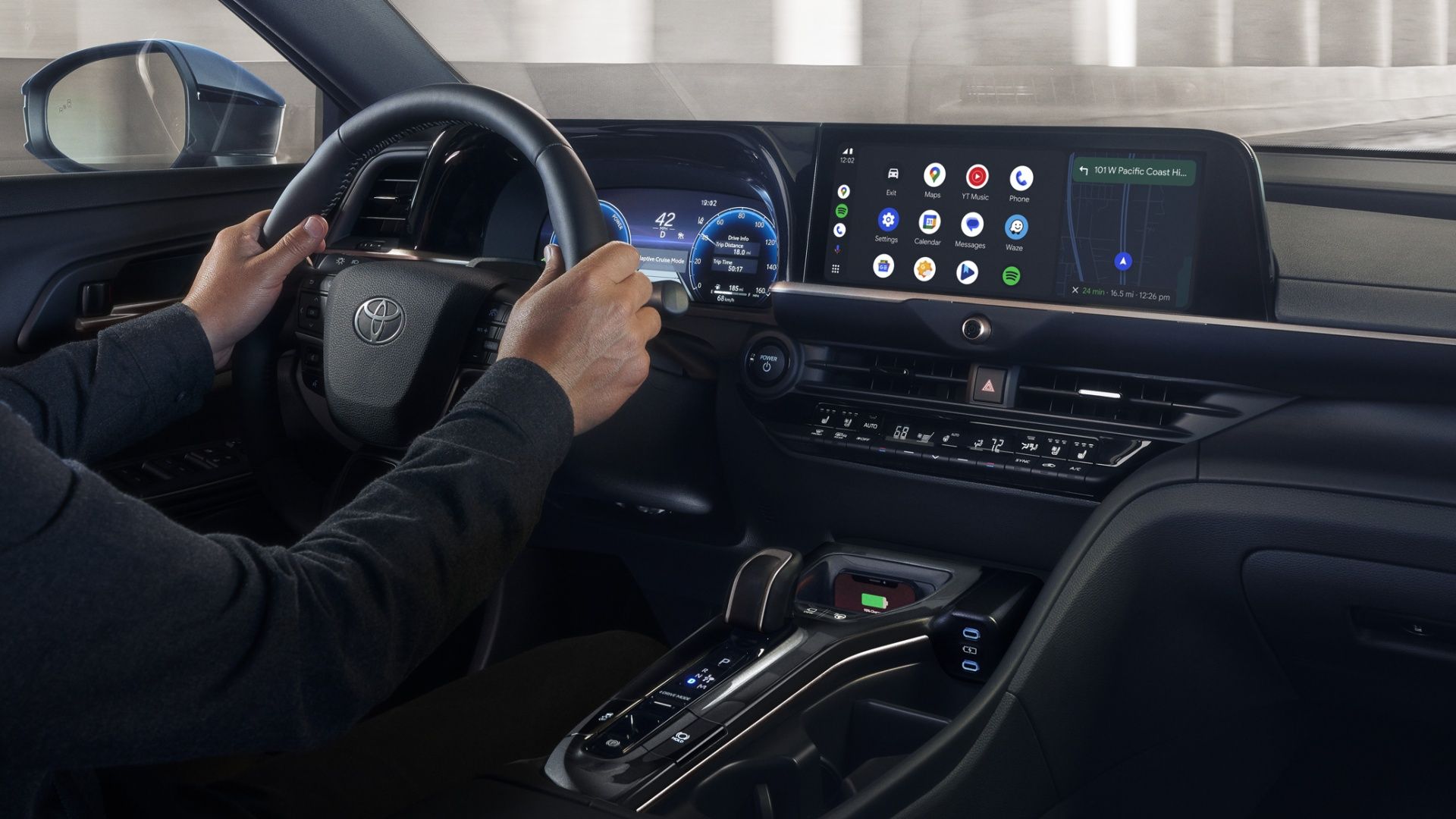 Foto do interior do Toyota Crown 2027 mostrando o painel