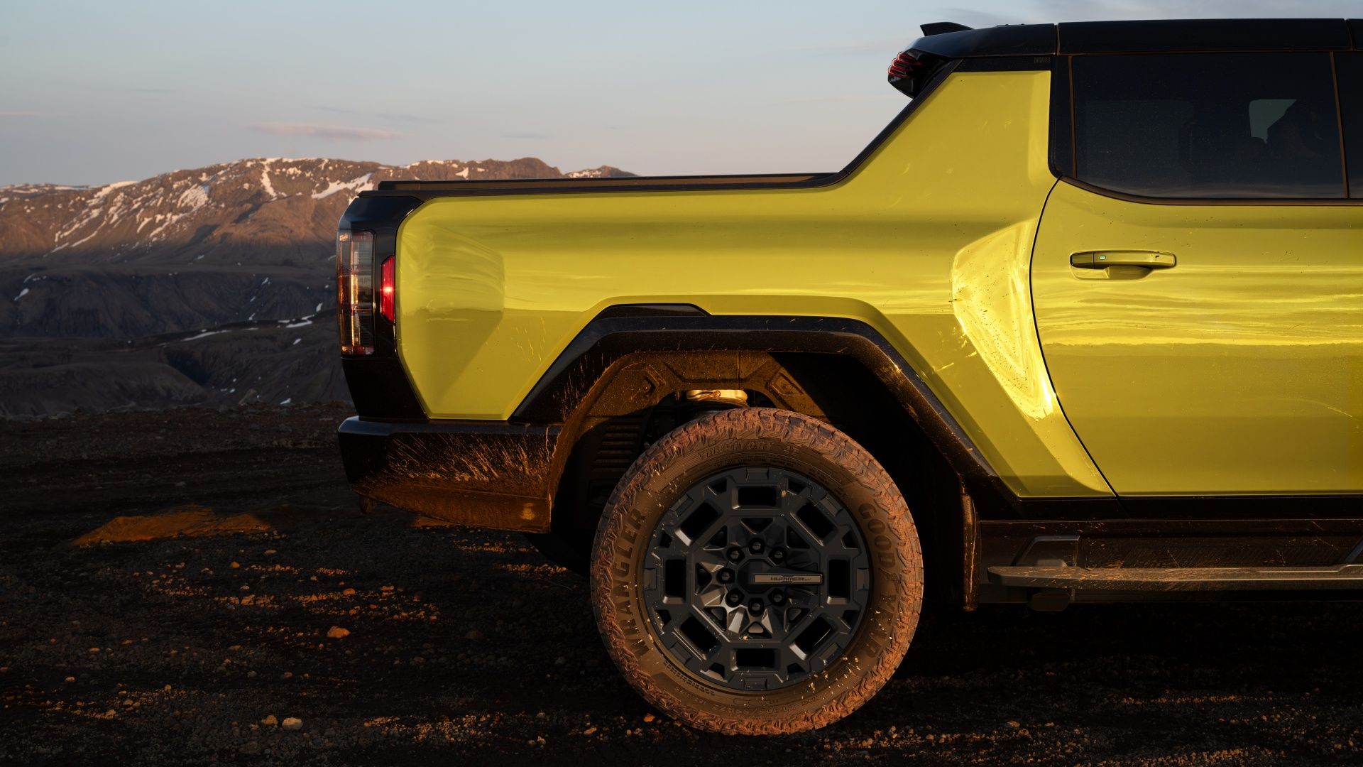 2027 GMC Hummer EV ÍCONE | 25 fotos laterais da picape estacionadas fora da estrada