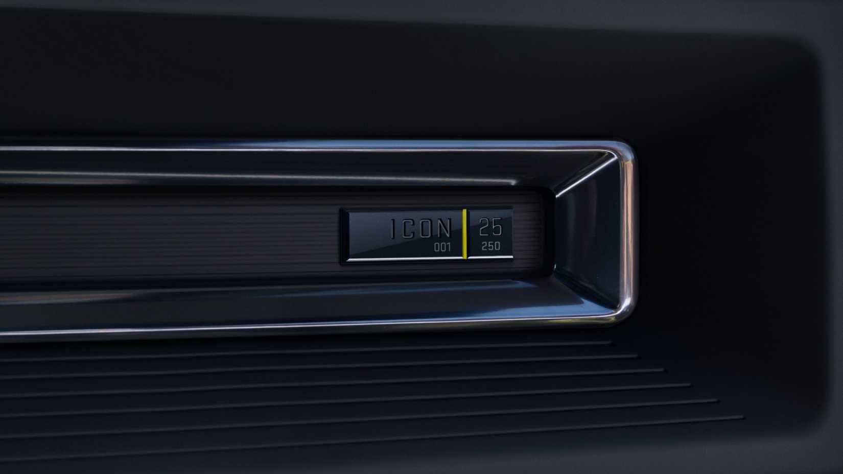 2027 GMC Hummer EV ÍCONE | 25 close-up do crachá serializado