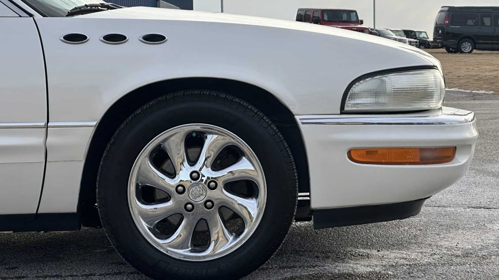 2005 Buick Park Avenue Ultra front close-up parked