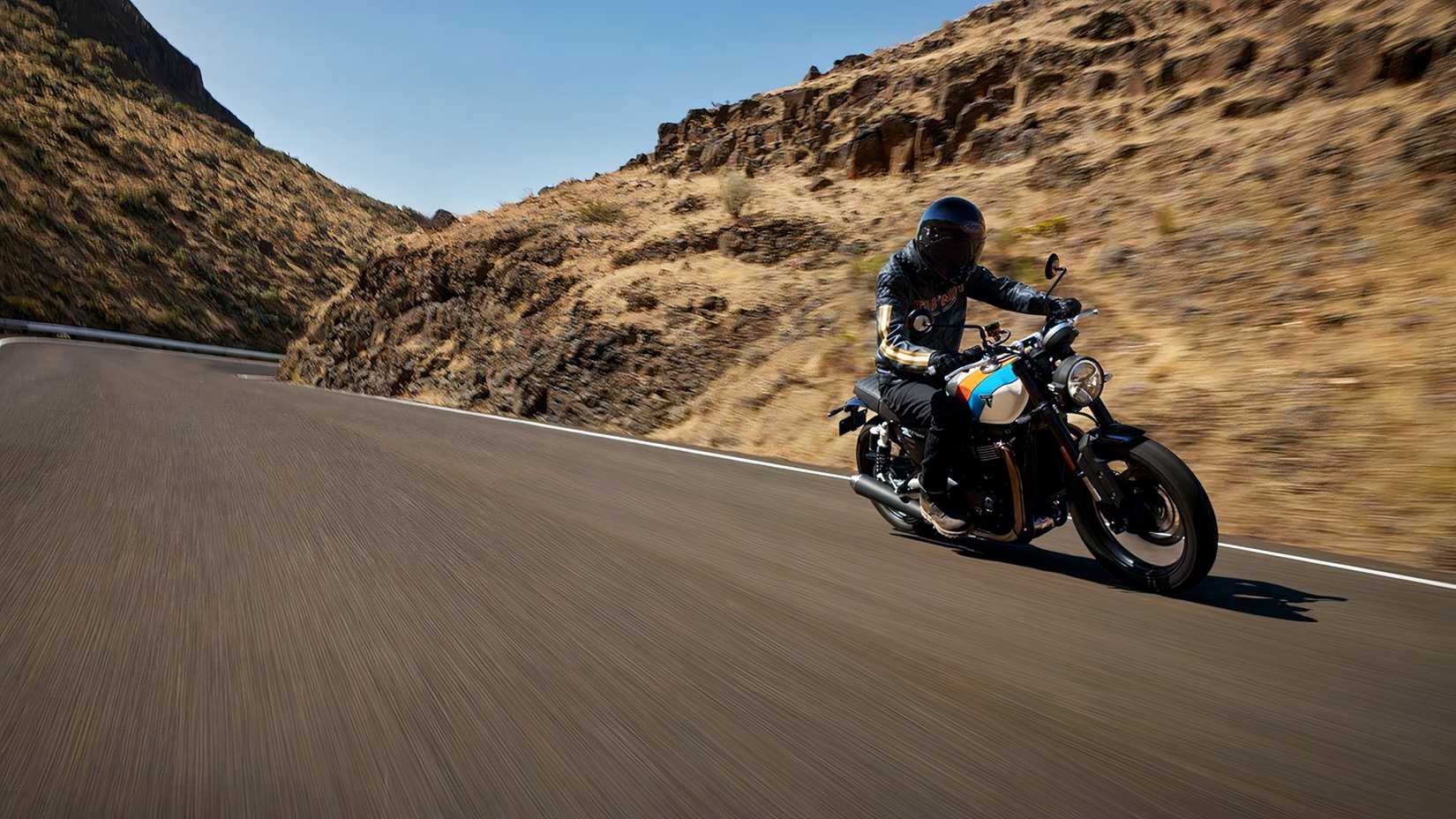 Triumph Speed ​​Twin 900 riding on winding roads
